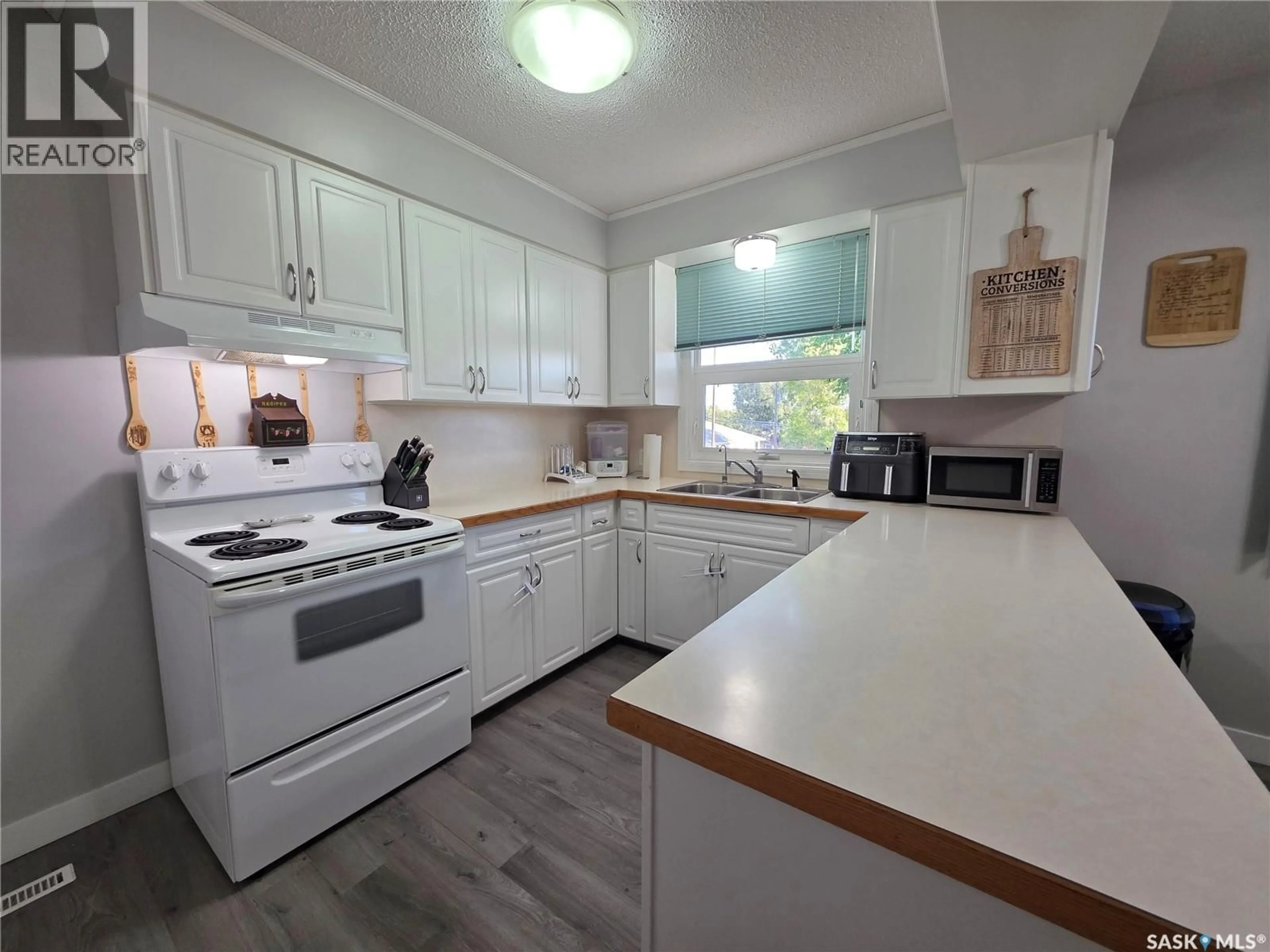 Standard kitchen, unknown for 303 13TH AVENUE, Swift Current Saskatchewan S9H2V9