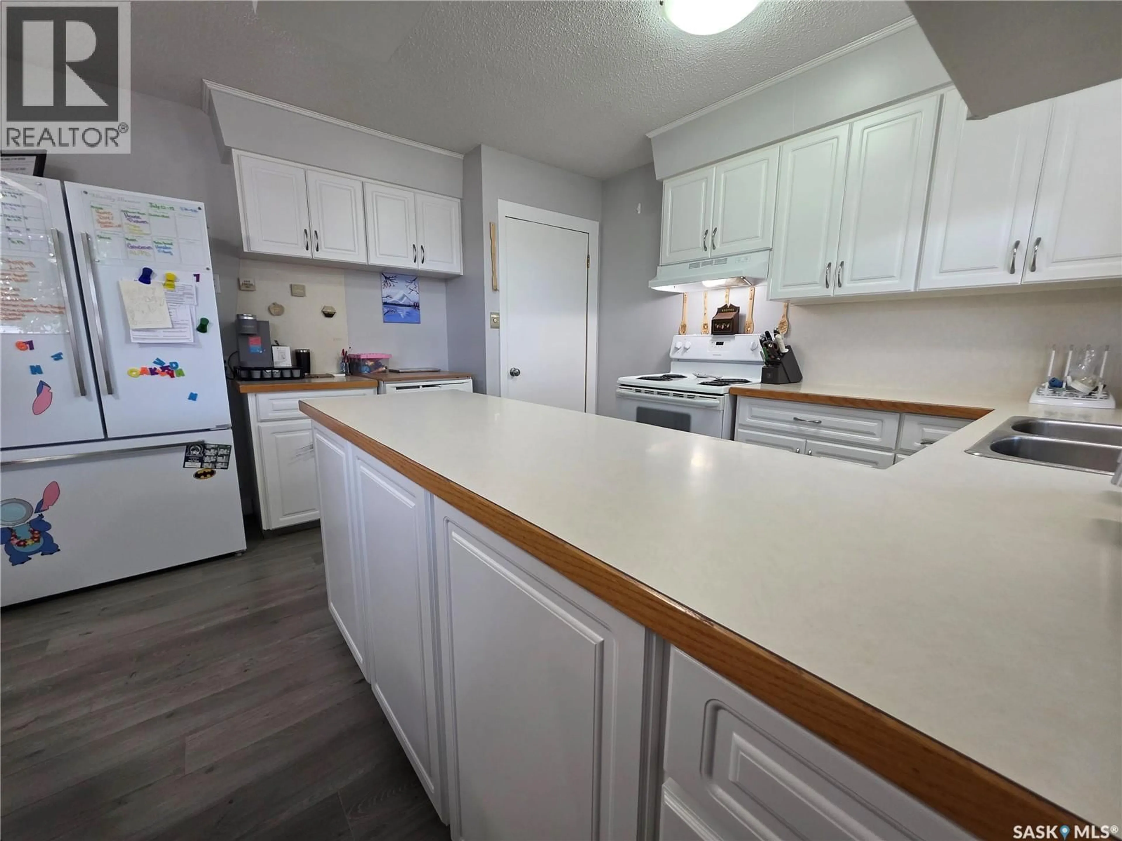 Standard kitchen, unknown for 303 13TH AVENUE, Swift Current Saskatchewan S9H2V9