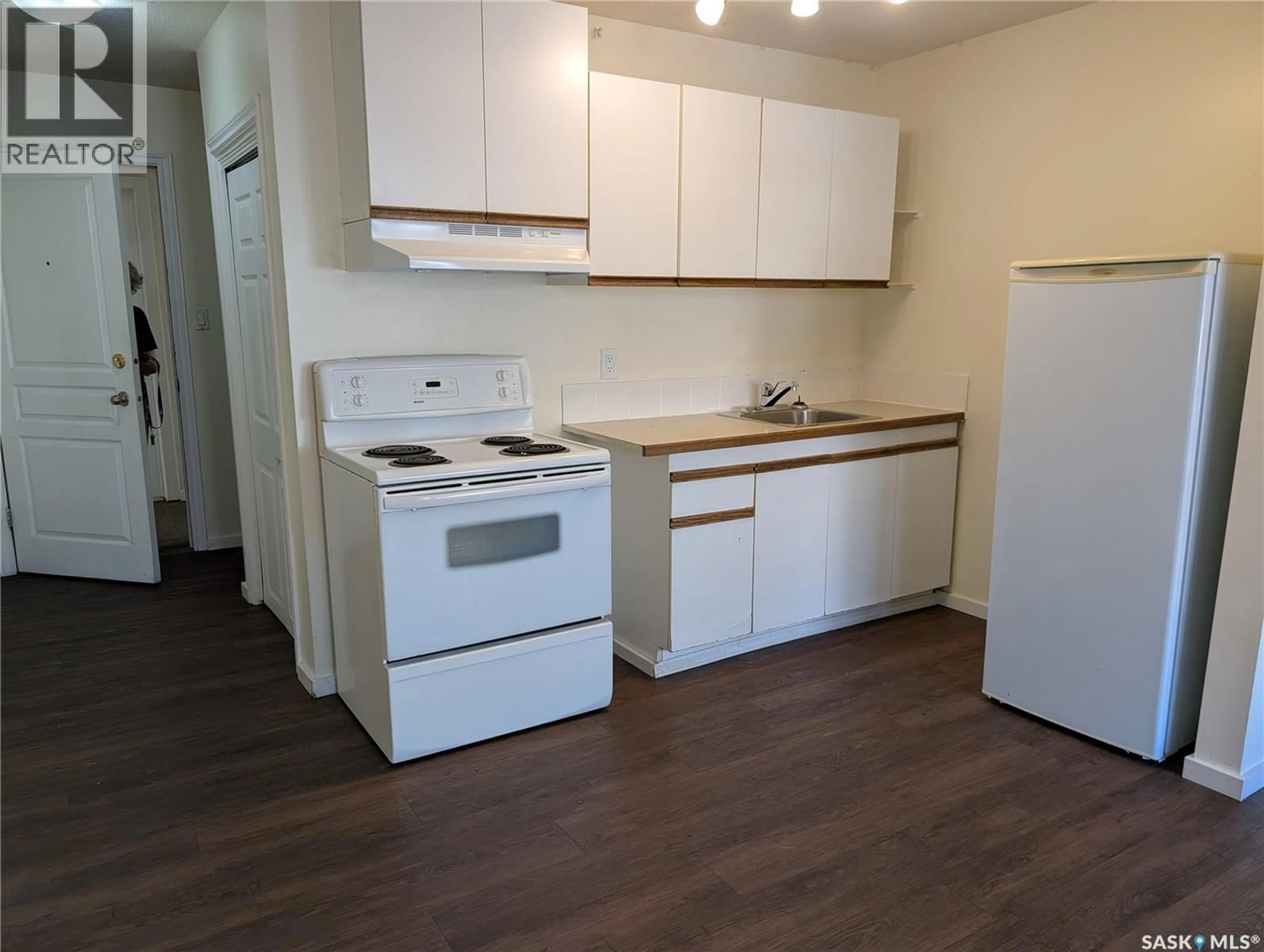 Standard kitchen, wood/laminate floor for 10 - 2157 RAE STREET, Regina Saskatchewan S4T2E8