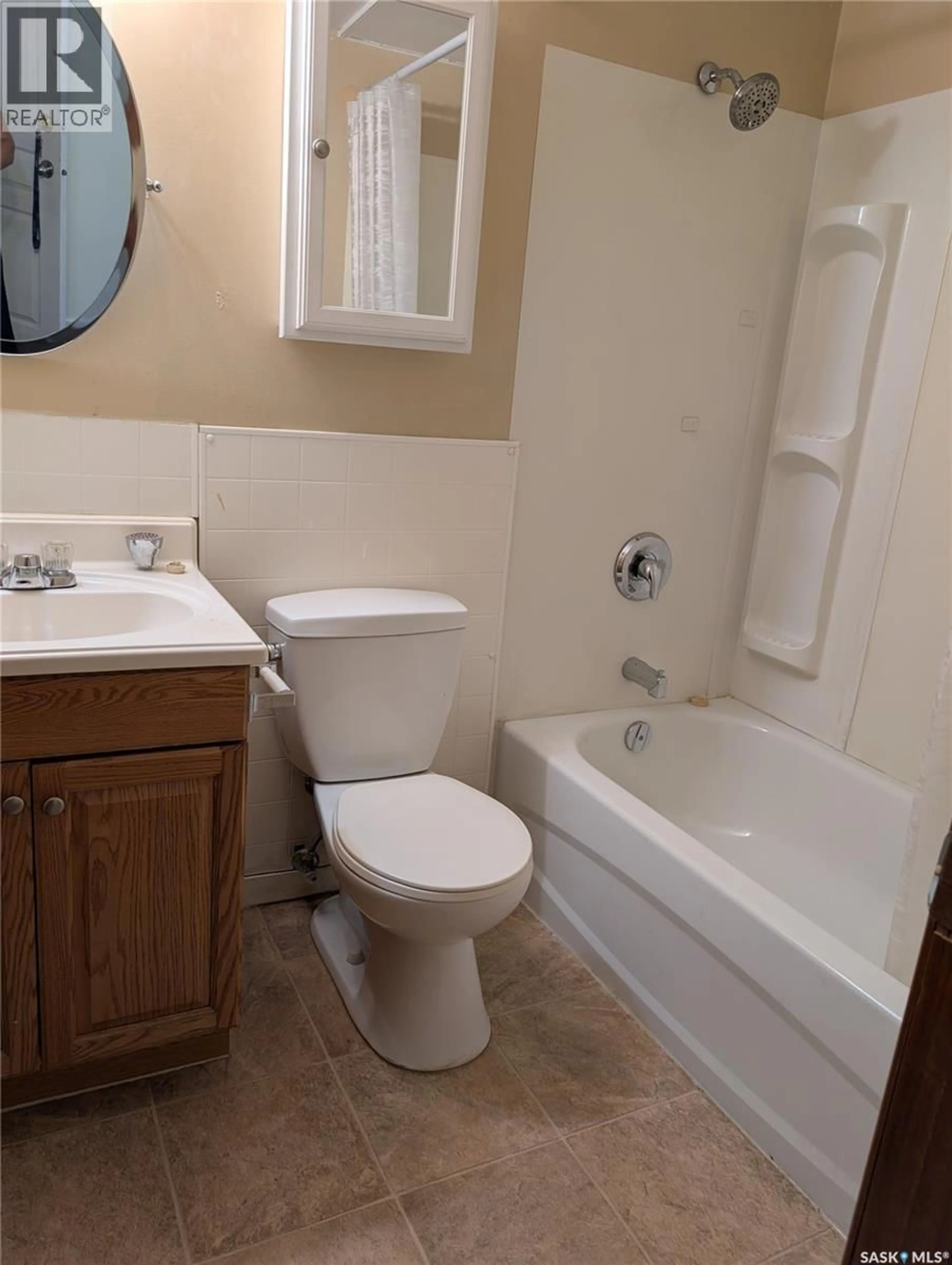 Standard bathroom, unknown for 10 - 2157 RAE STREET, Regina Saskatchewan S4T2E8