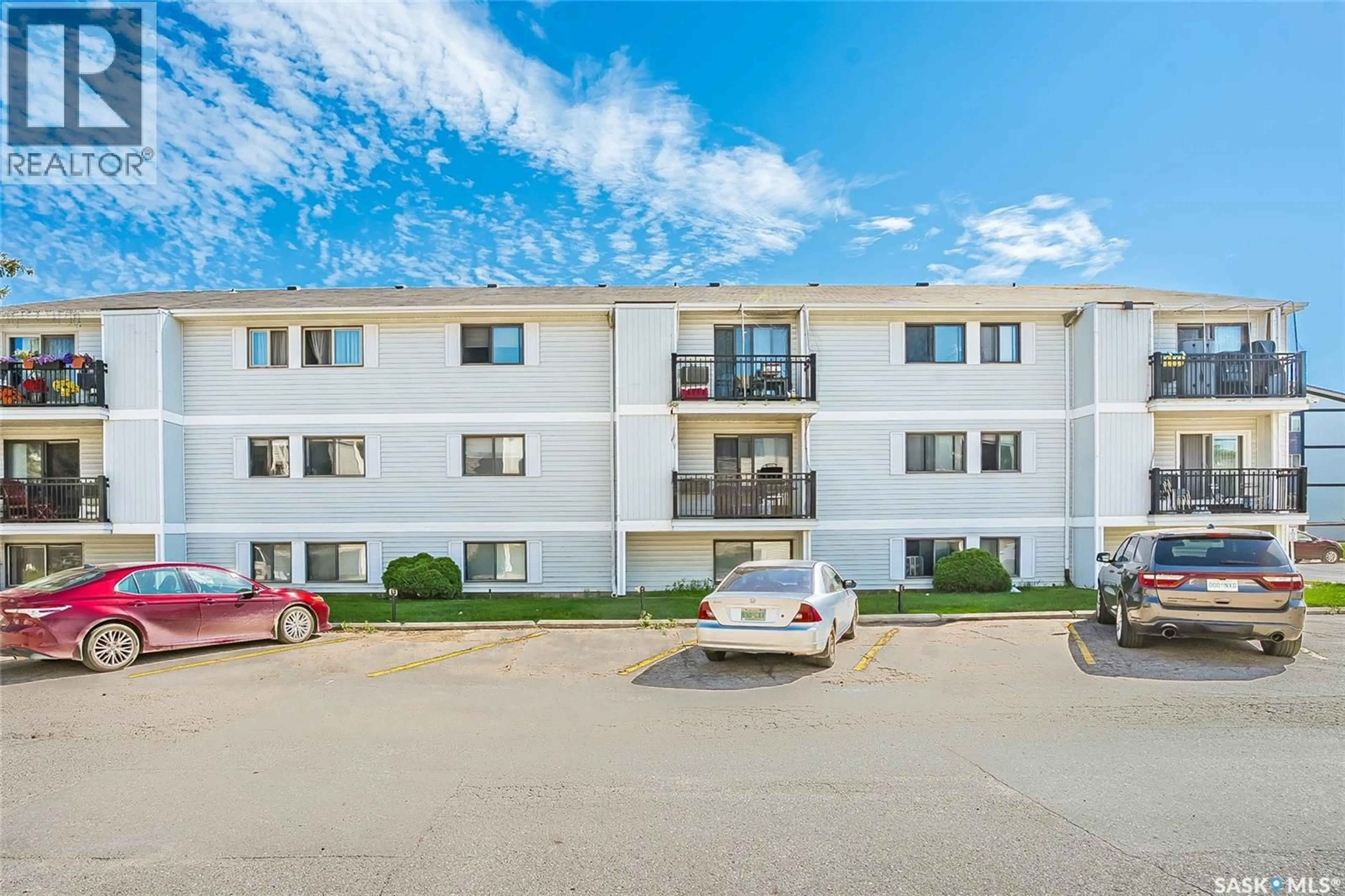 Patio, building for 202 254 PINEHOUSE PLACE, Saskatoon Saskatchewan S7K4X1