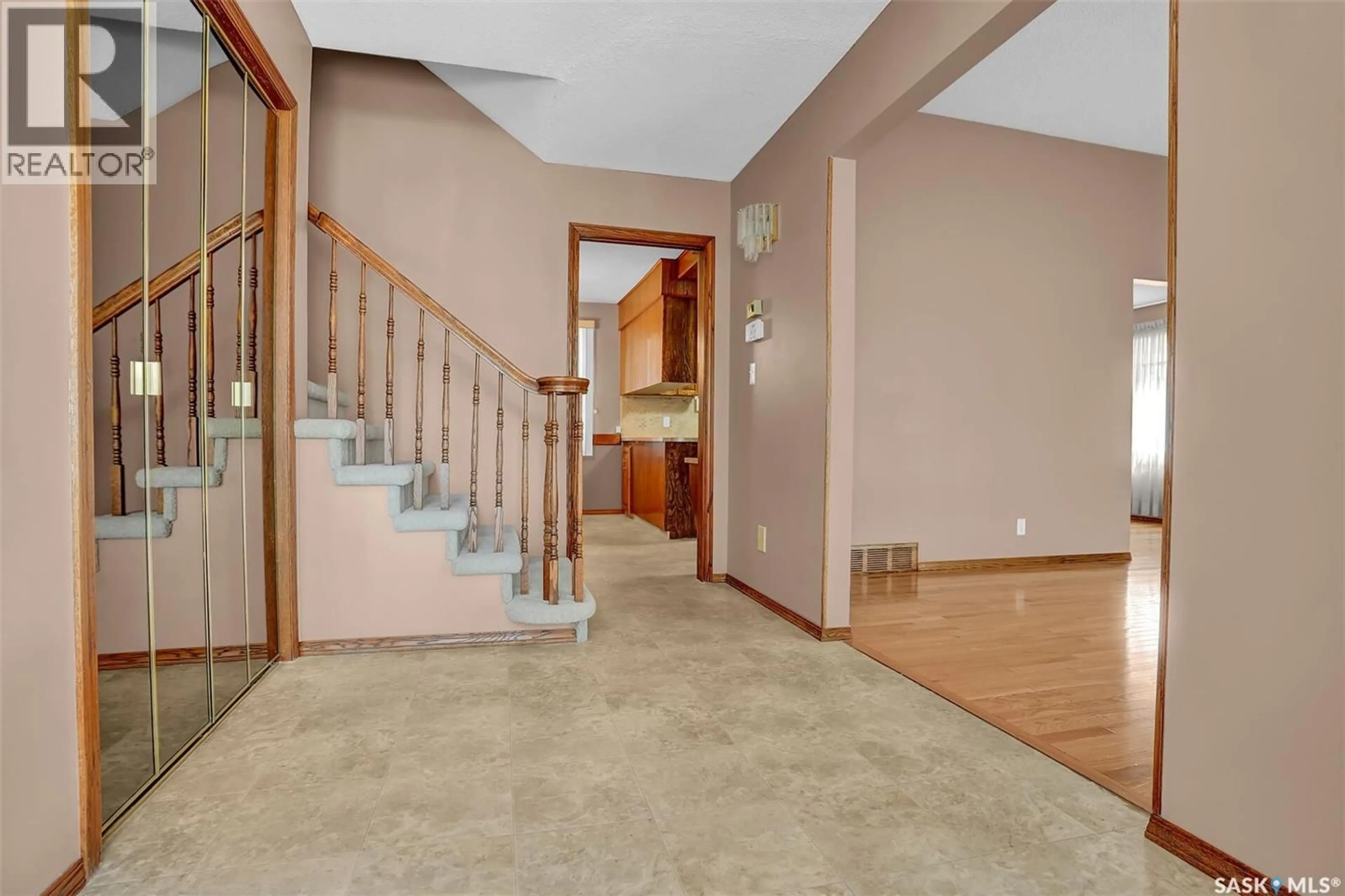Indoor foyer for 4 GROOME AVENUE, Regina Saskatchewan S4S6E6