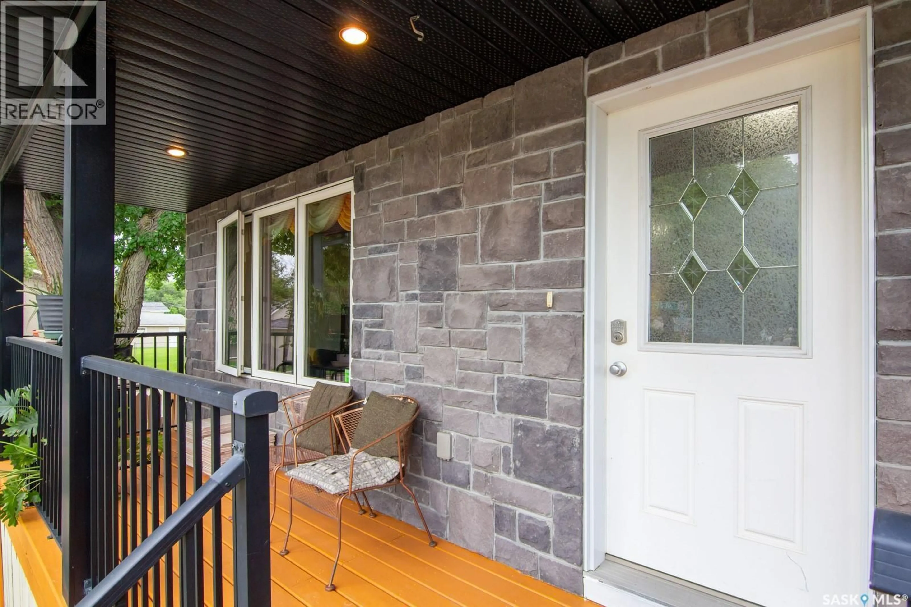 Patio, street for 1031 O AVENUE, Saskatoon Saskatchewan S7M2T1