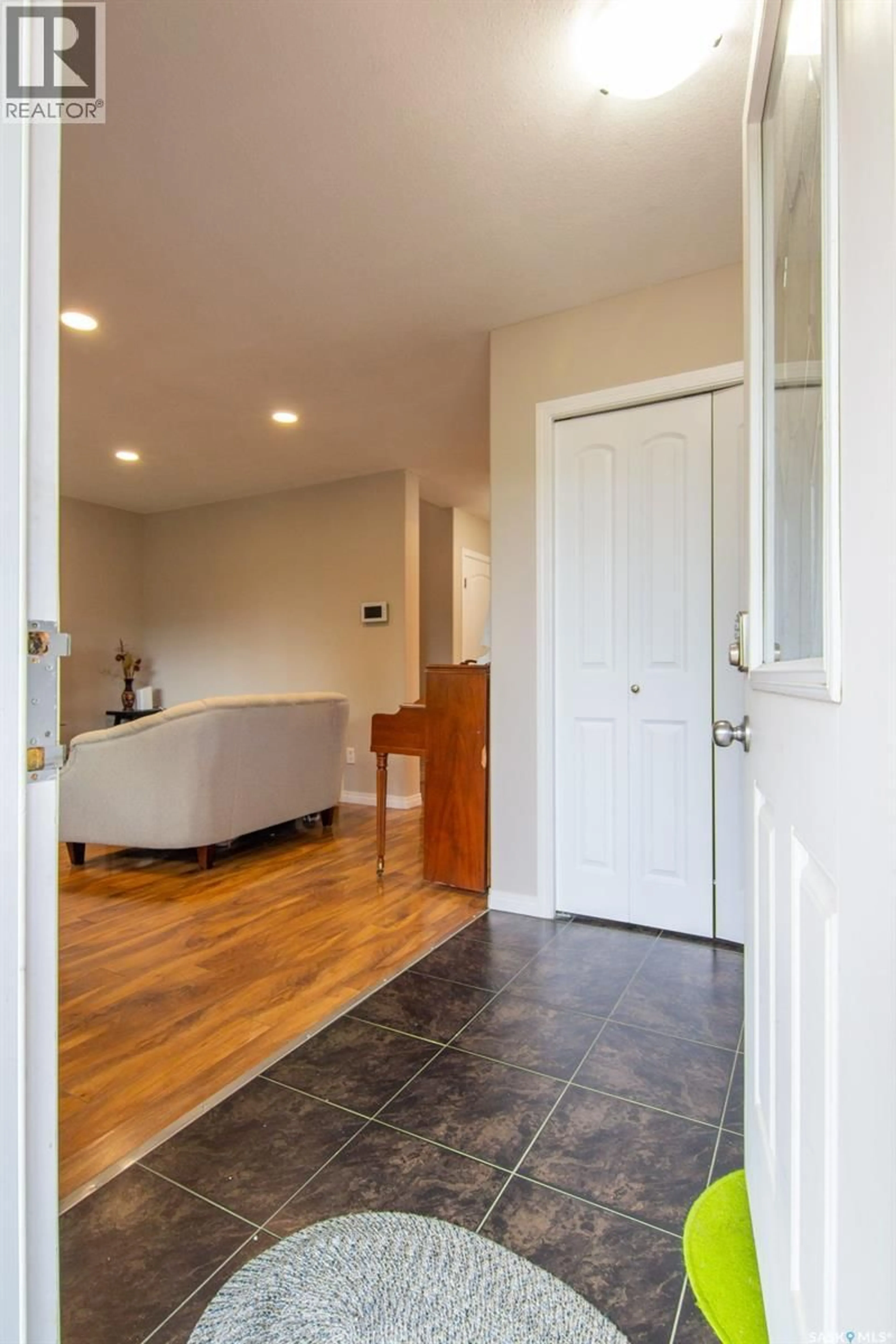 Indoor entryway for 1031 O AVENUE, Saskatoon Saskatchewan S7M2T1