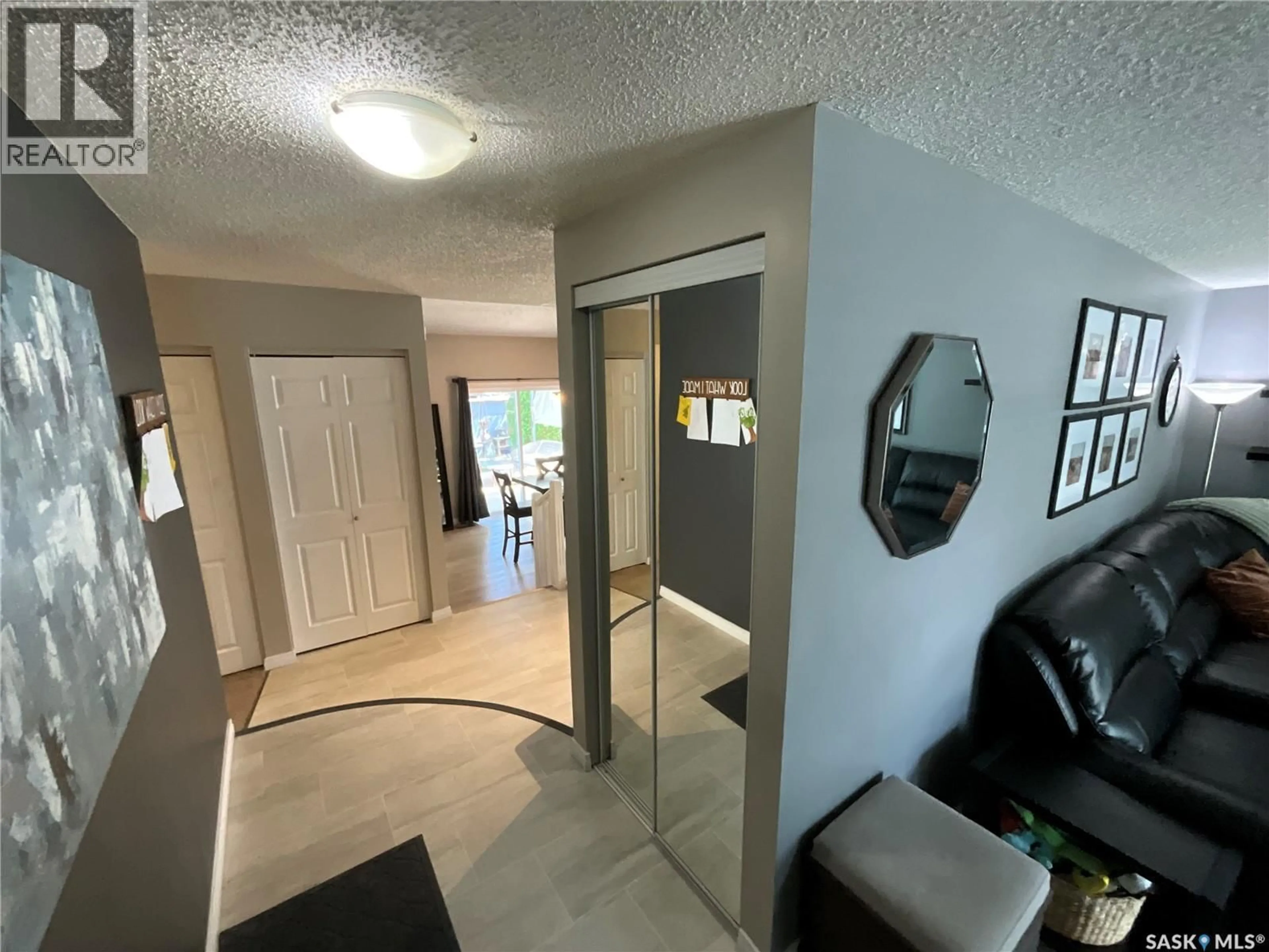 Indoor entryway for 10 MACKENZIE CRESCENT, Regina Saskatchewan S4N5G5