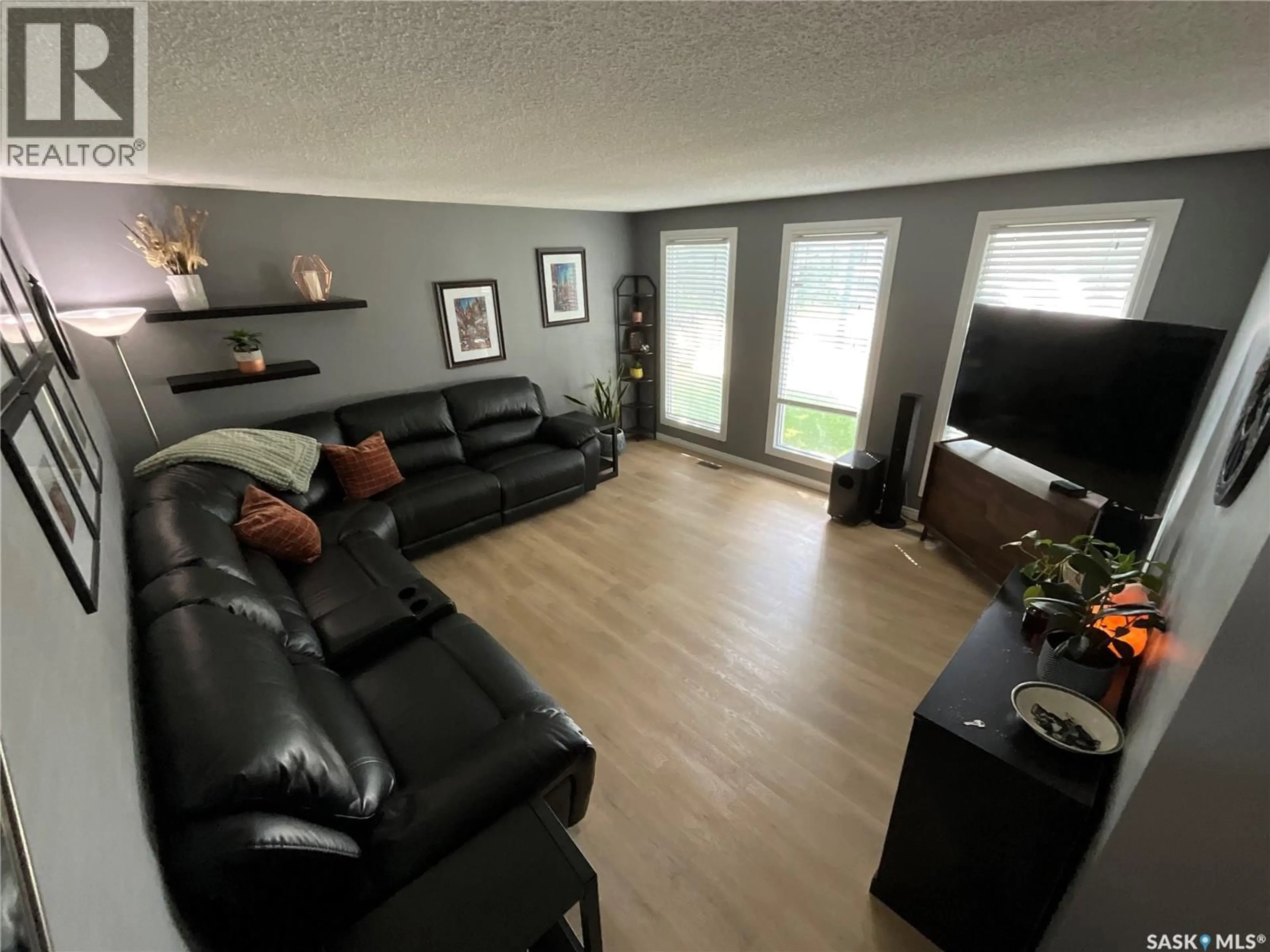 Living room with furniture, unknown for 10 MACKENZIE CRESCENT, Regina Saskatchewan S4N5G5
