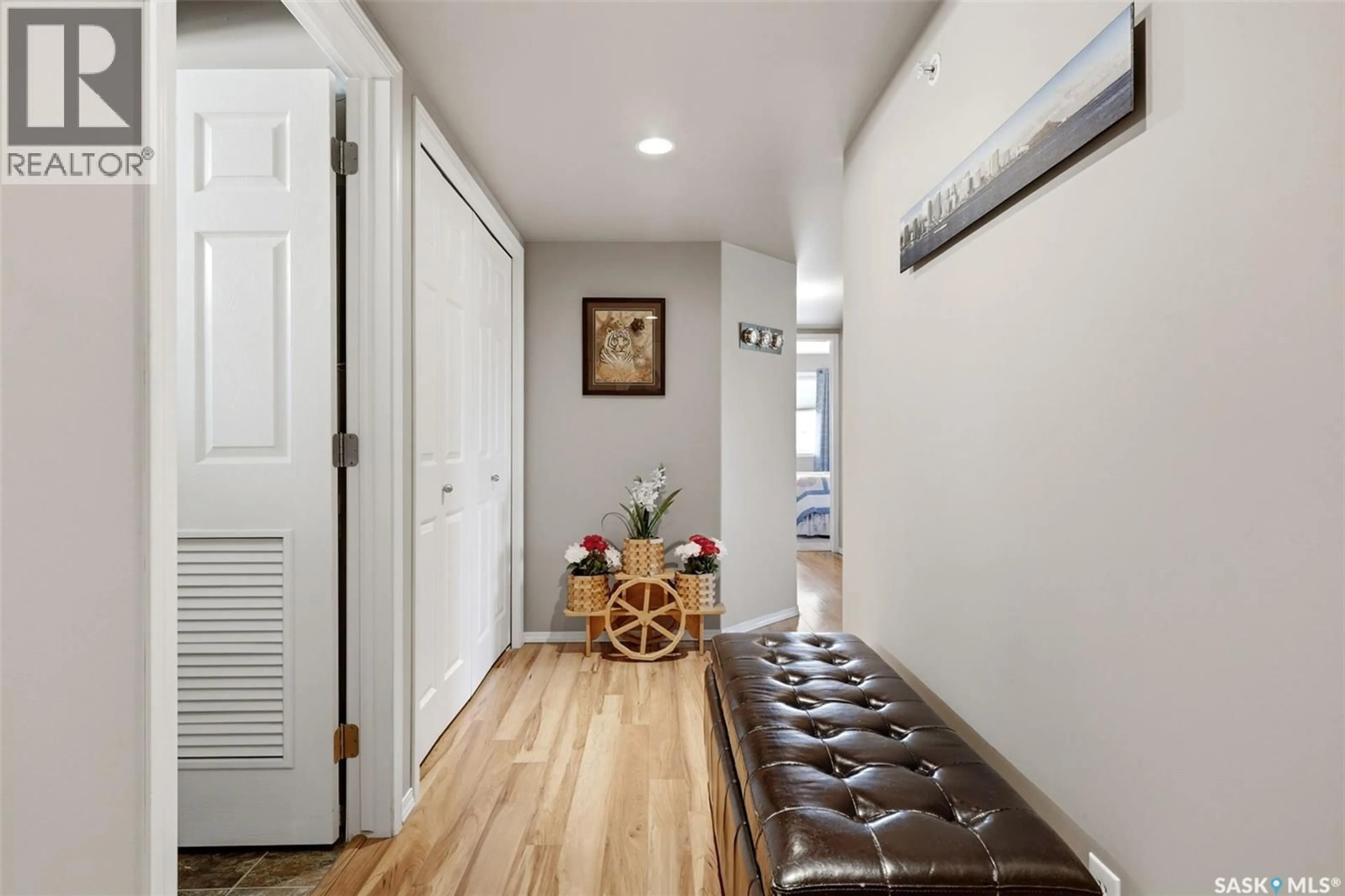 Indoor entryway for 303 - 6709 ROCHDALE BOULEVARD, Regina Saskatchewan S4X2X2