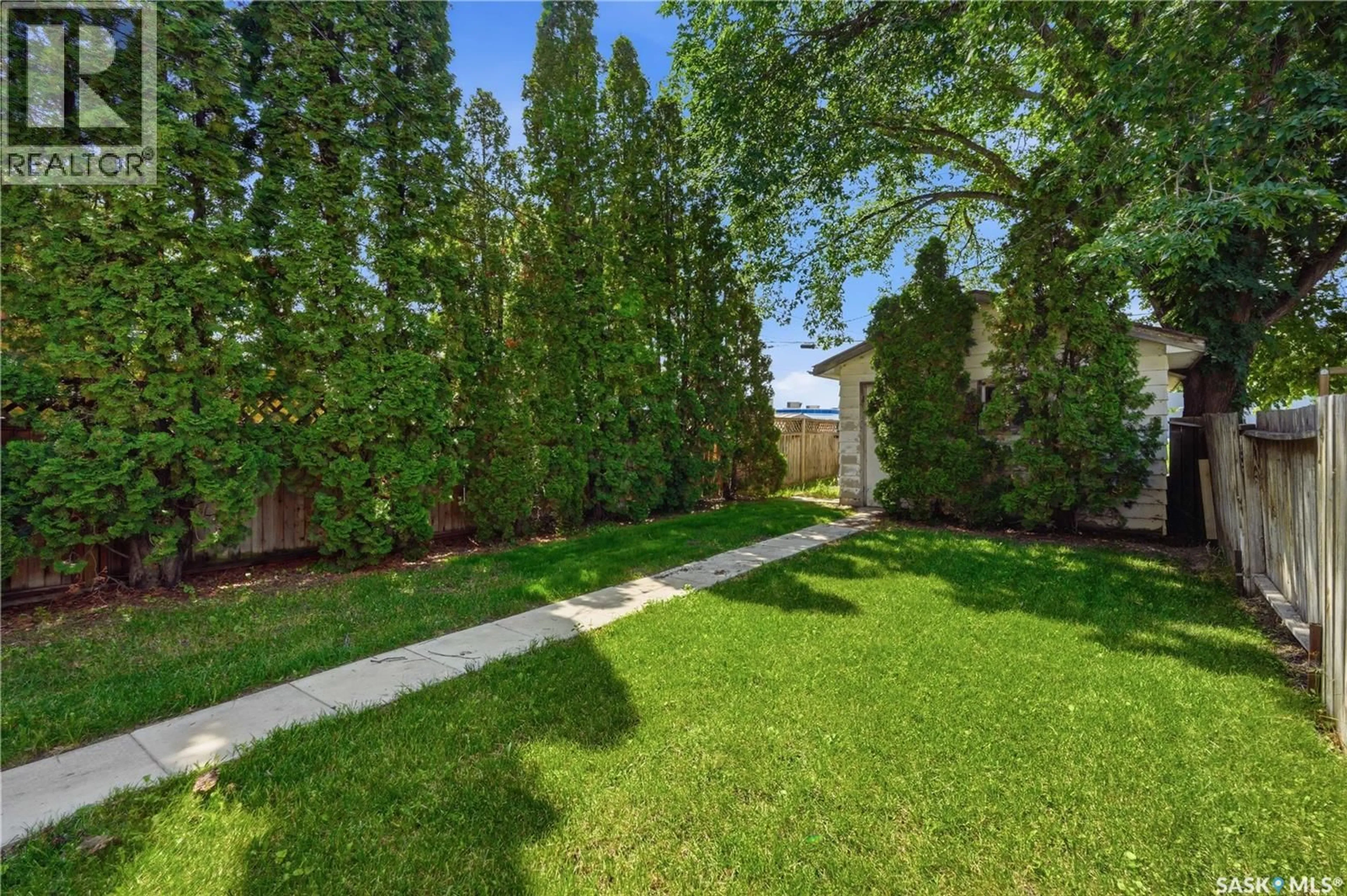 Patio, street for 927 4TH AVENUE, Saskatoon Saskatchewan S7K2N5