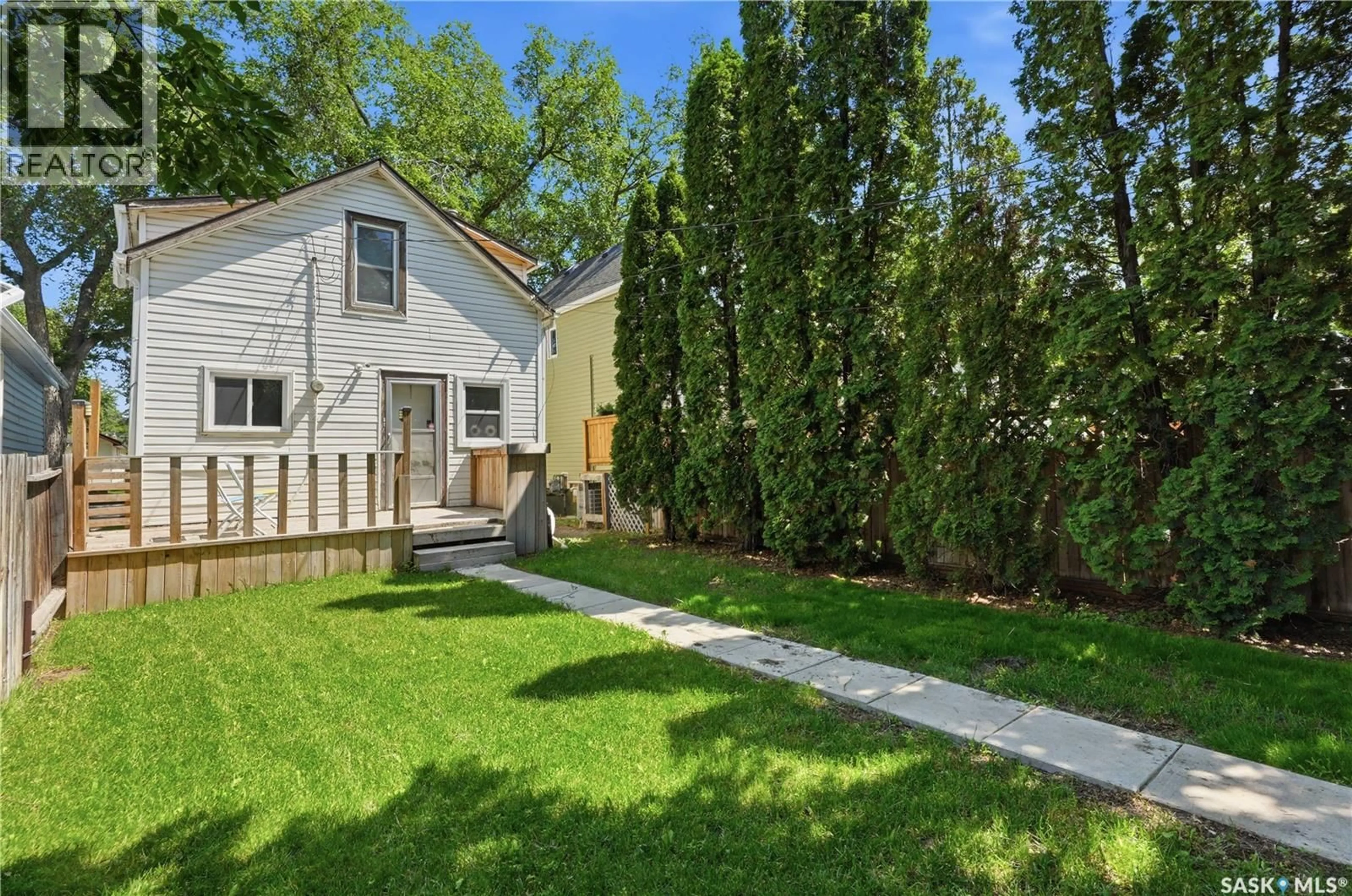Patio, street for 927 4TH AVENUE, Saskatoon Saskatchewan S7K2N5