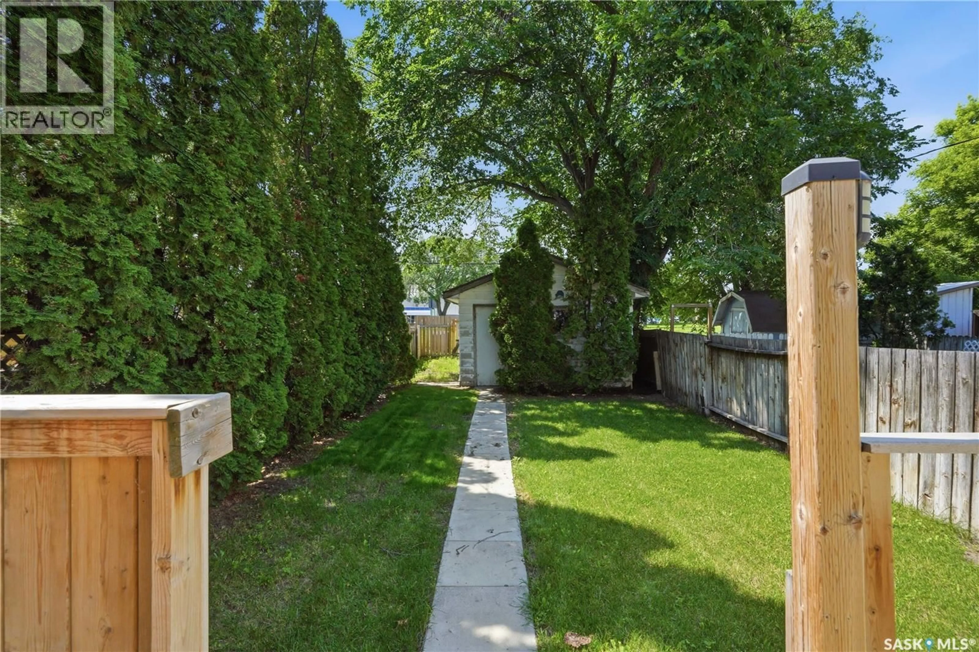 Patio, street for 927 4TH AVENUE, Saskatoon Saskatchewan S7K2N5