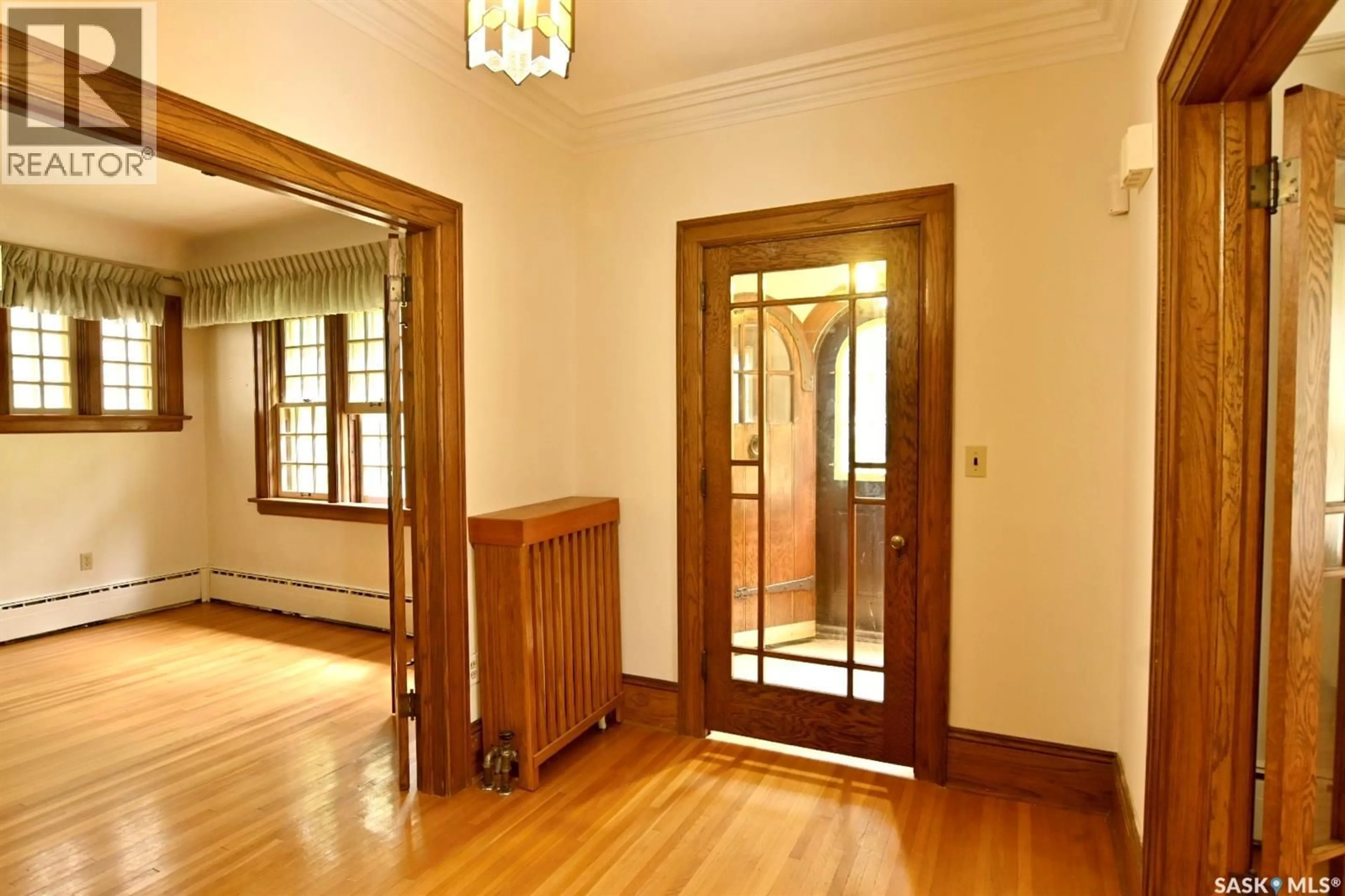 Indoor foyer for 1325 ELLIOTT STREET, Saskatoon Saskatchewan S7N0V7