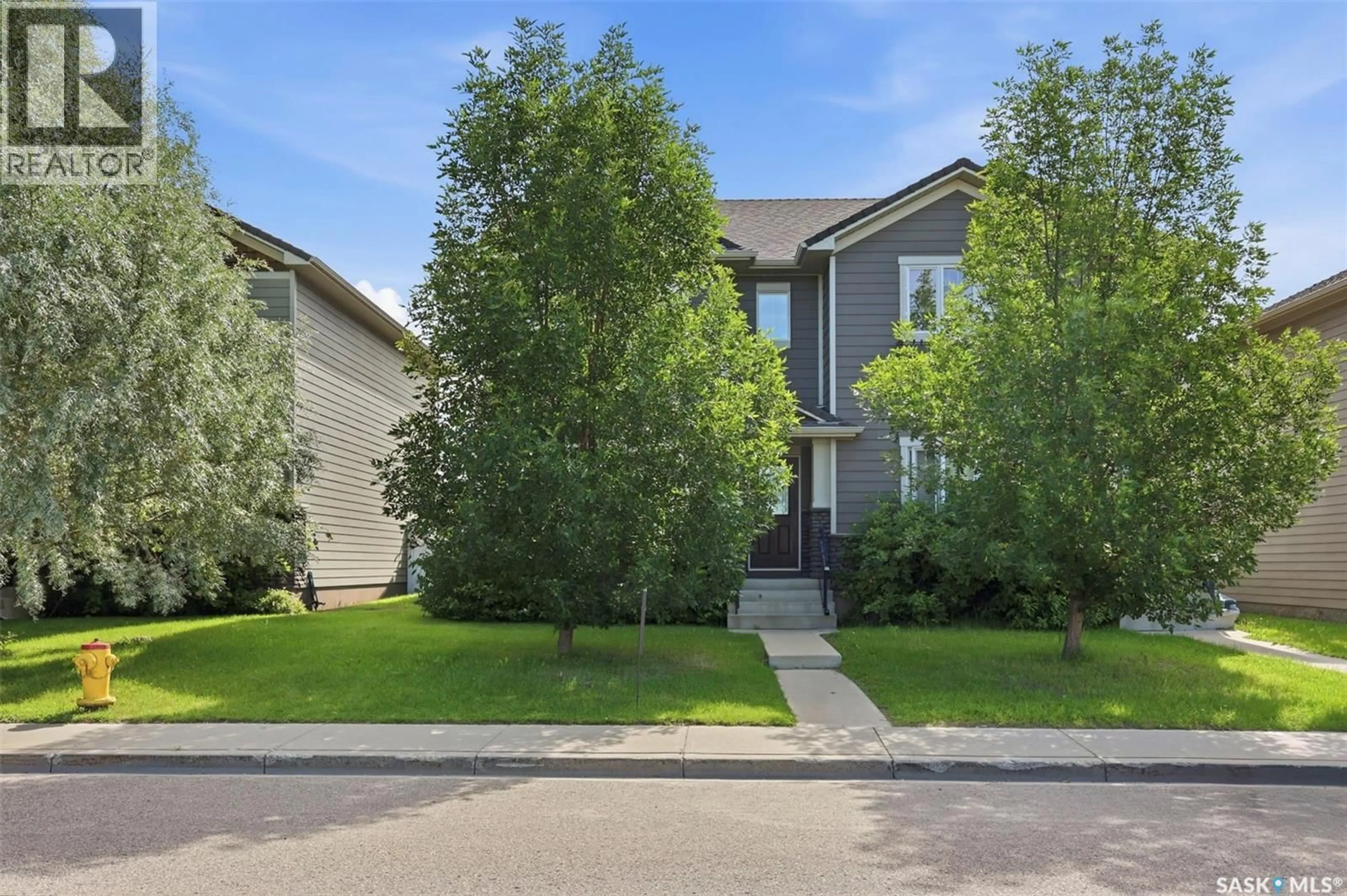 A pic from outside/outdoor area/front of a property/back of a property/a pic from drone, street for 916 STONEBRIDGE COMMON, Saskatoon Saskatchewan S7T1C9