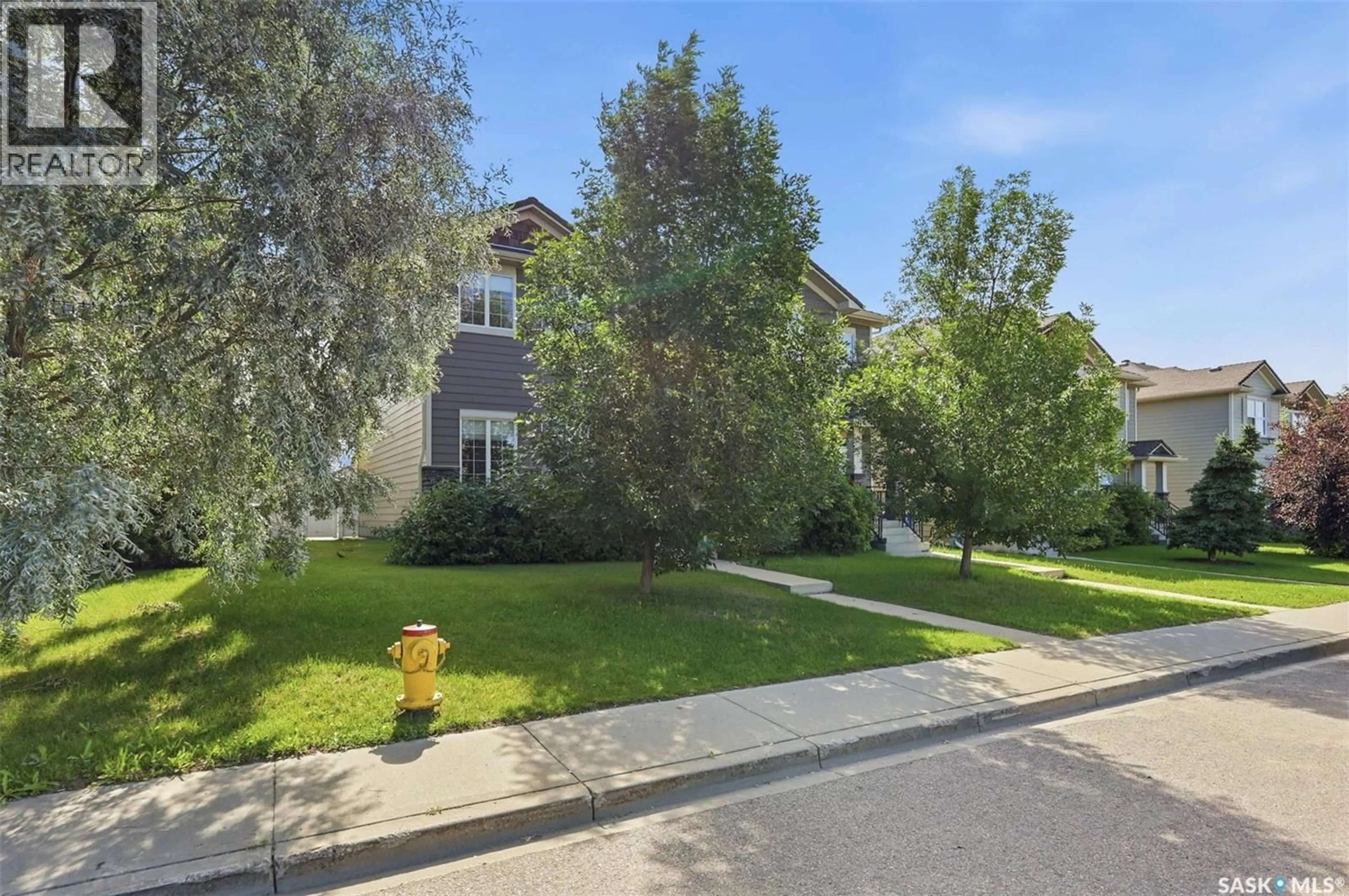 A pic from outside/outdoor area/front of a property/back of a property/a pic from drone, street for 916 STONEBRIDGE COMMON, Saskatoon Saskatchewan S7T1C9