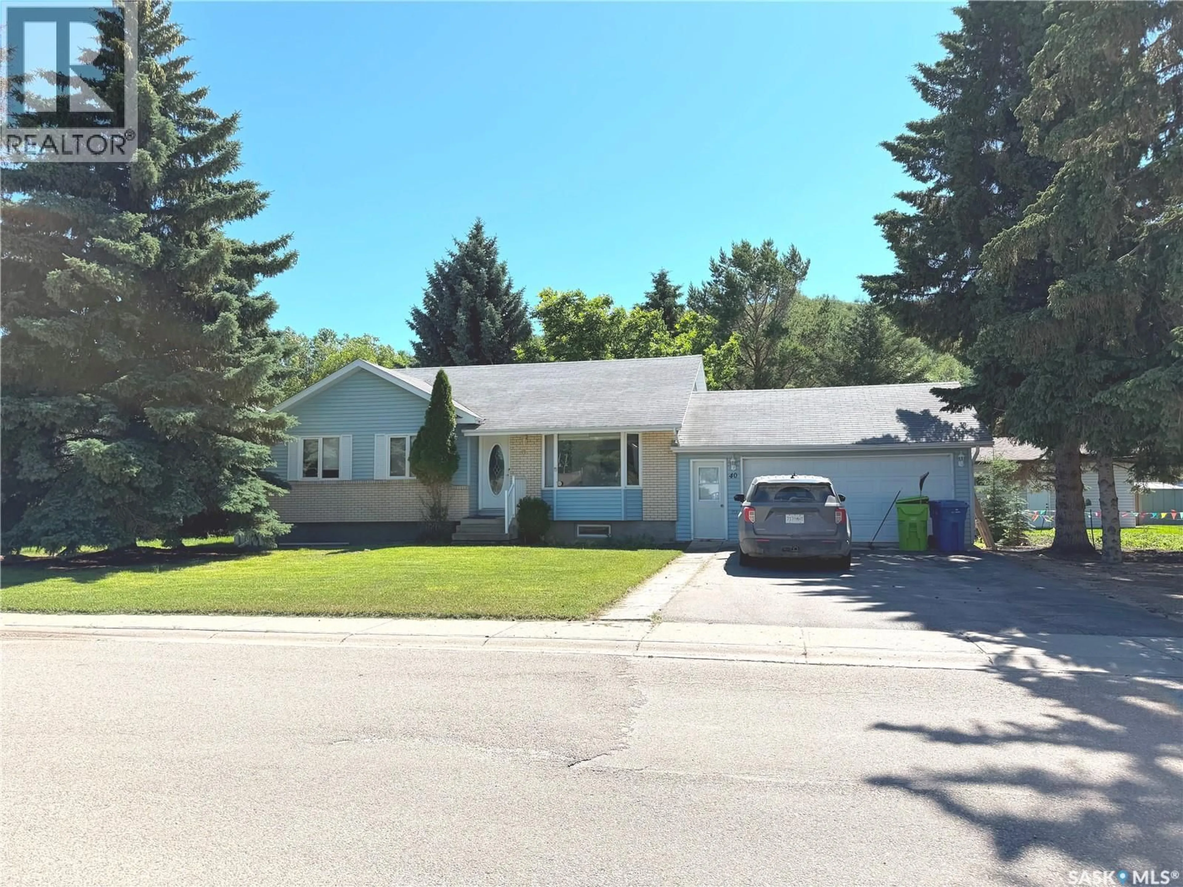 Home with vinyl exterior material, street for 40 WILLOW CRESCENT, Fort Qu'Appelle Saskatchewan S0G1S0