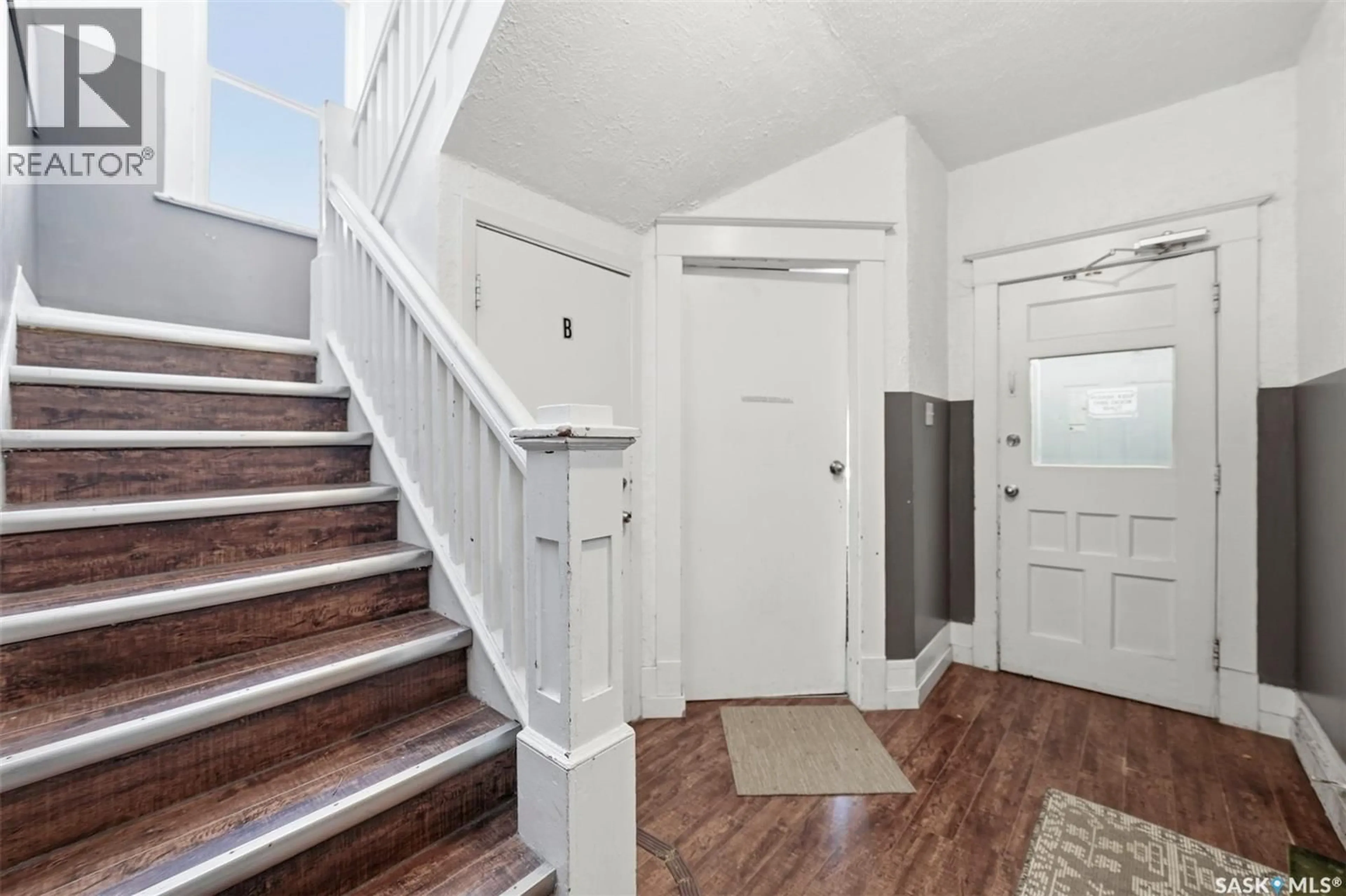 Indoor entryway for 817 8TH AVENUE, Saskatoon Saskatchewan S7K2X3