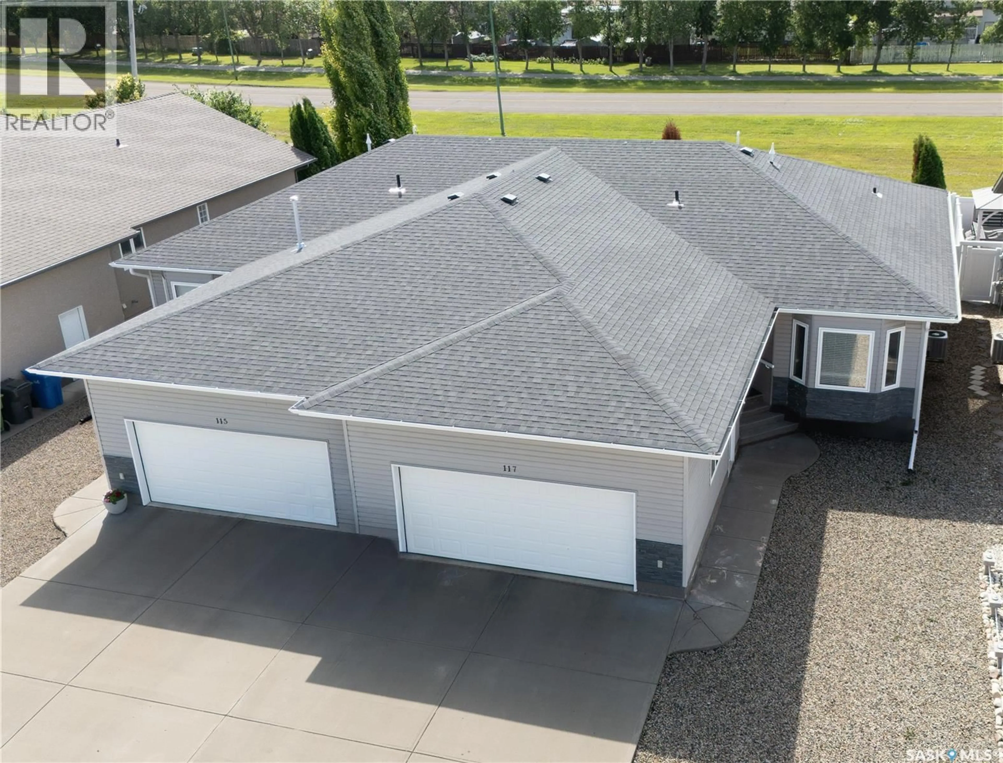 A pic from outside/outdoor area/front of a property/back of a property/a pic from drone, building for 117 GOOD SPIRIT CRESCENT, Yorkton Saskatchewan S3N2W8