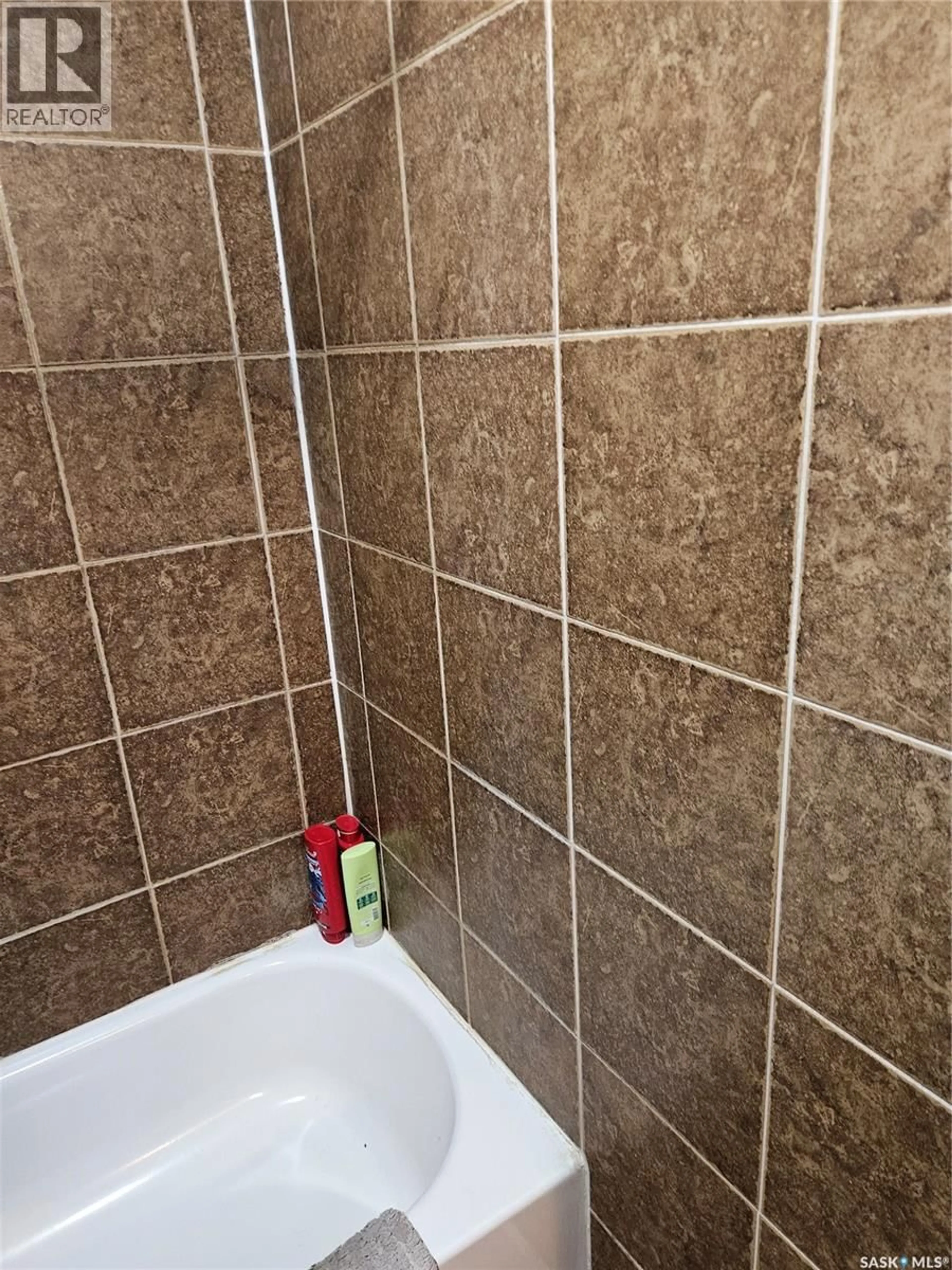 Standard bathroom, ceramic/tile floor for 1415 BOND STREET, Regina Saskatchewan S4N1X2