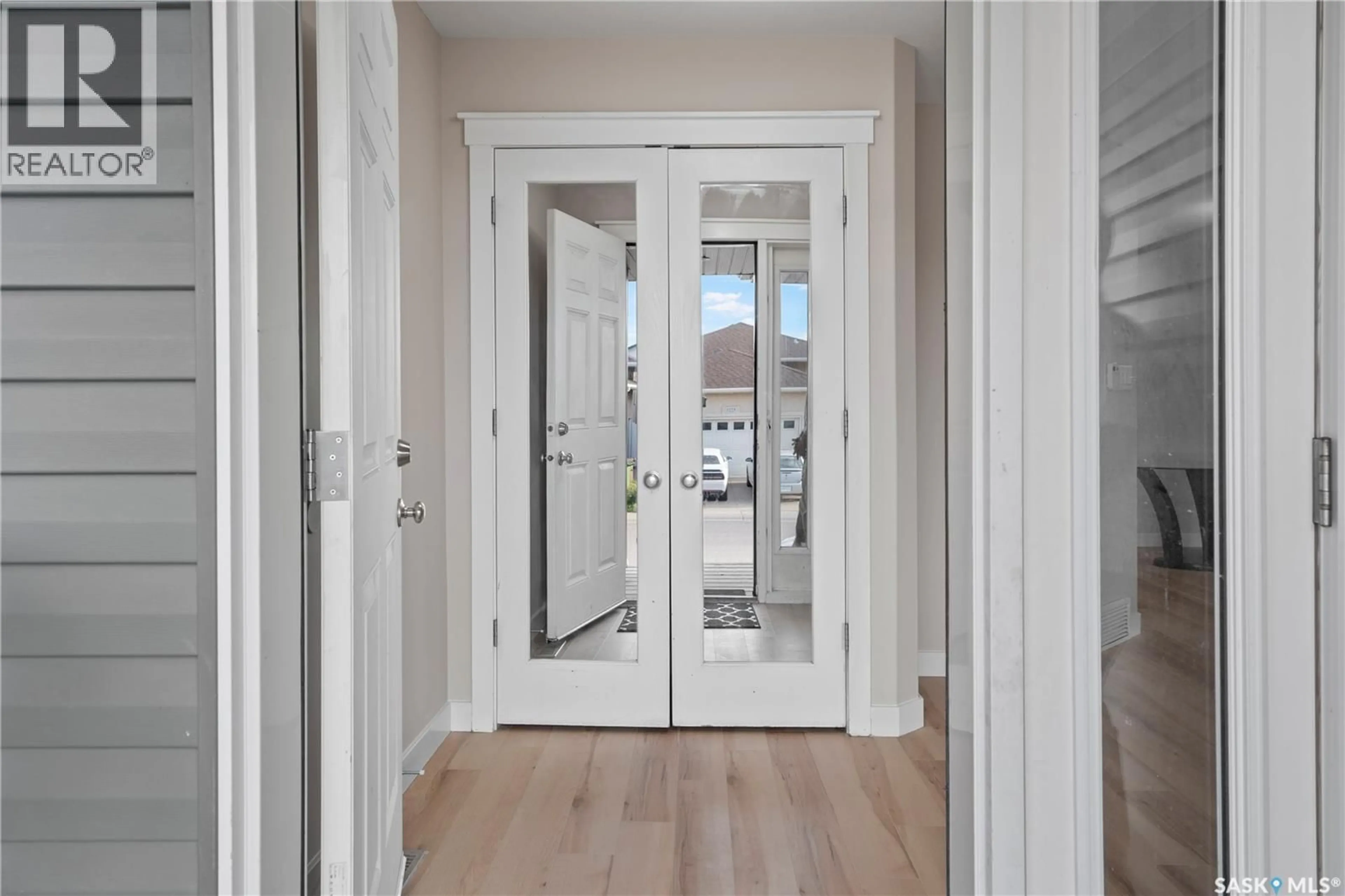 Indoor entryway for 5220 AERIAL CRESCENT, Regina Saskatchewan S4W0C8