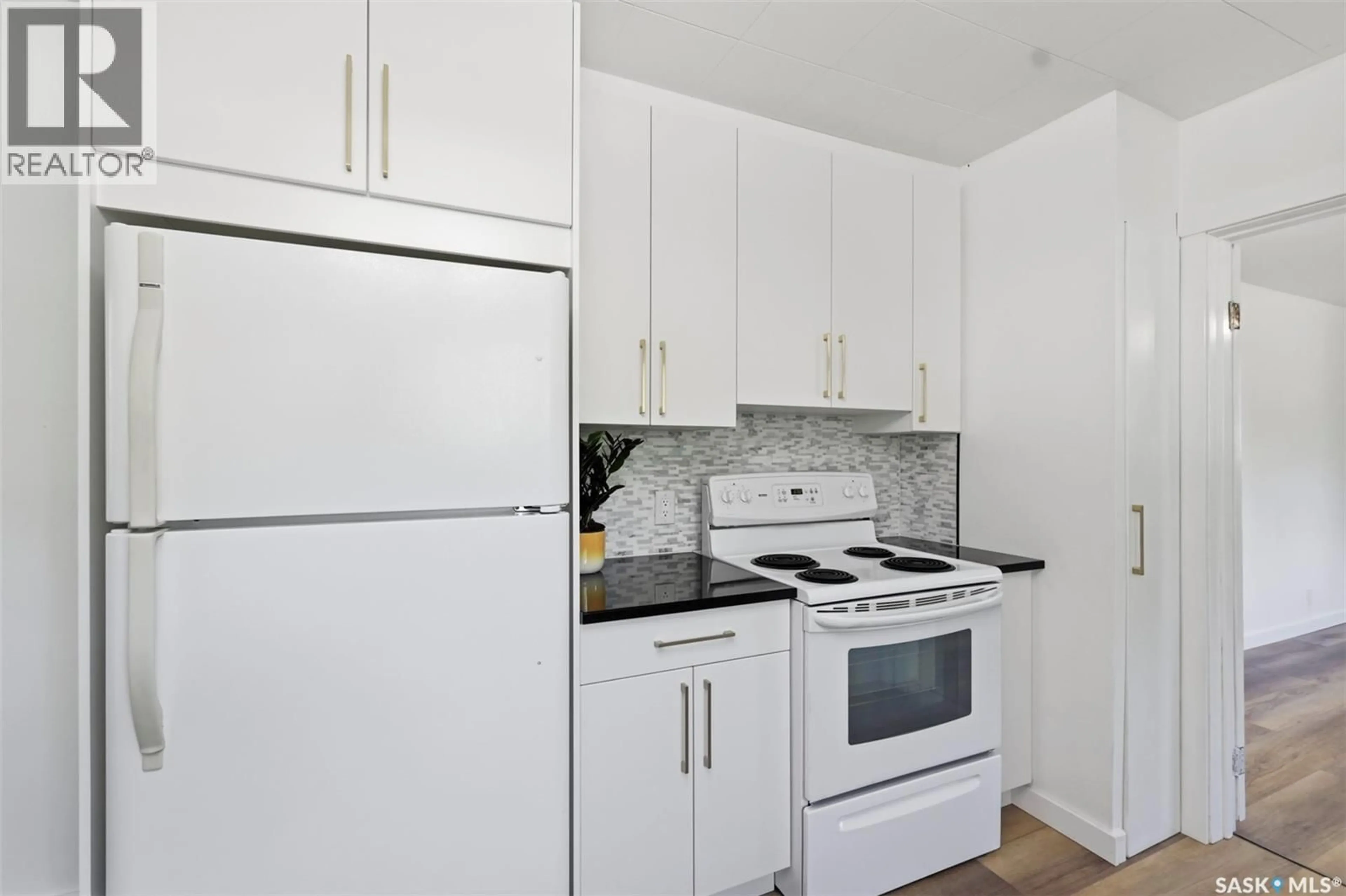 Standard kitchen, unknown for 925 O AVENUE, Saskatoon Saskatchewan S7M2S8