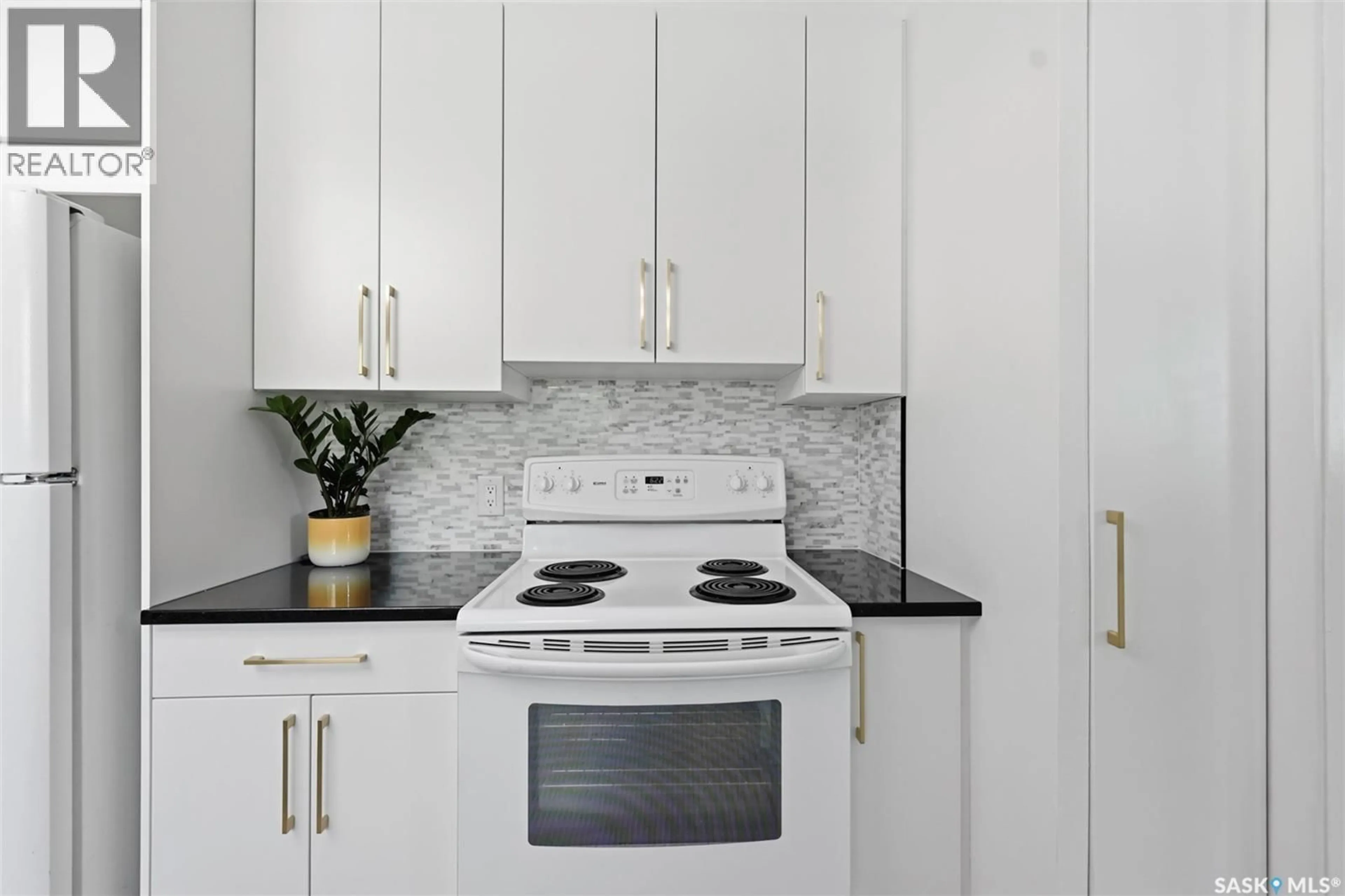 Standard kitchen, ceramic/tile floor for 925 O AVENUE, Saskatoon Saskatchewan S7M2S8