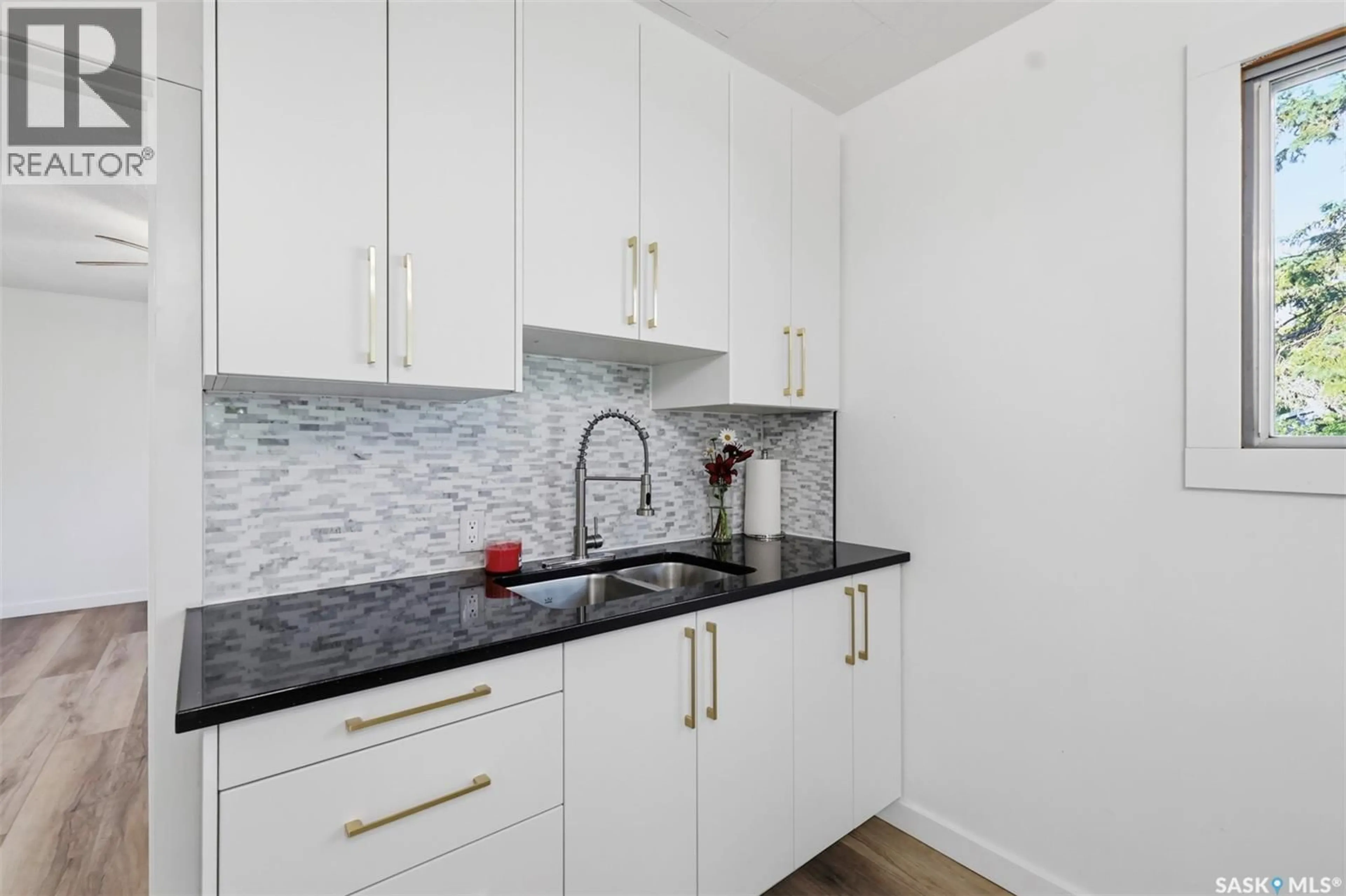 Standard kitchen, unknown for 925 O AVENUE, Saskatoon Saskatchewan S7M2S8