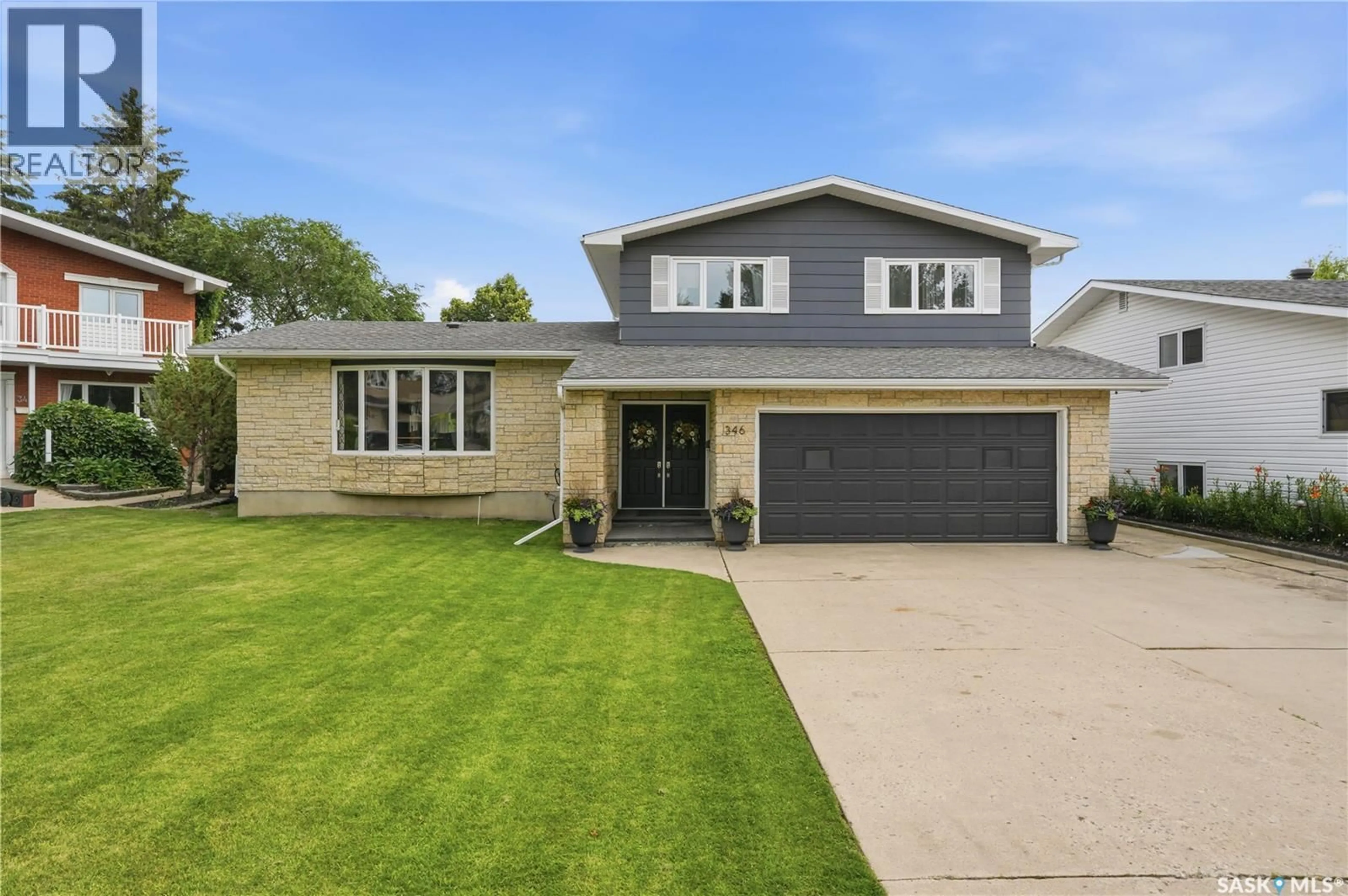 Home with vinyl exterior material, street for 346 HIGHBURY TERRACE, Saskatoon Saskatchewan S7H4X8