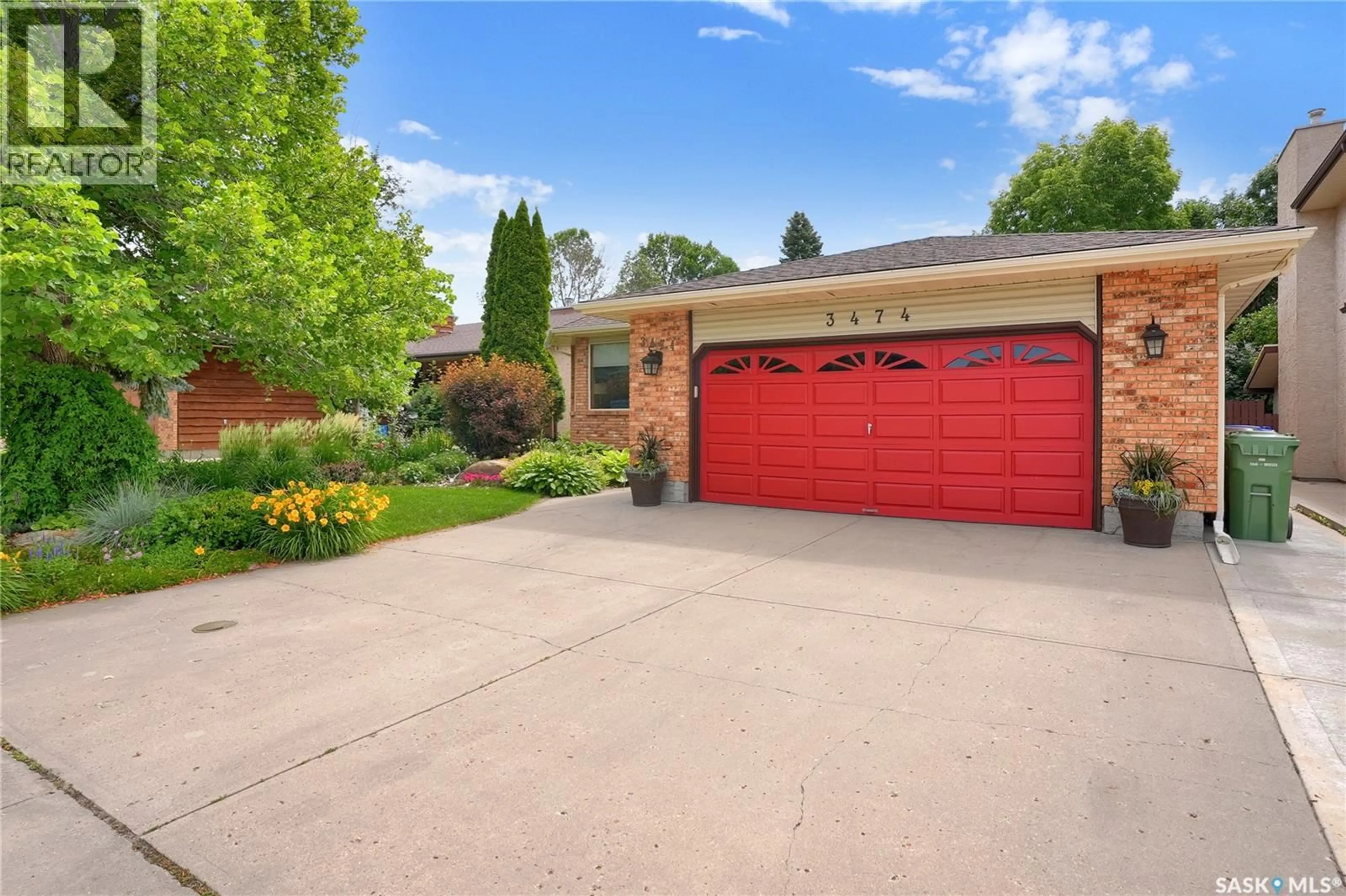 Indoor garage for 3474 OLIVE GROVE, Regina Saskatchewan S4V2P3