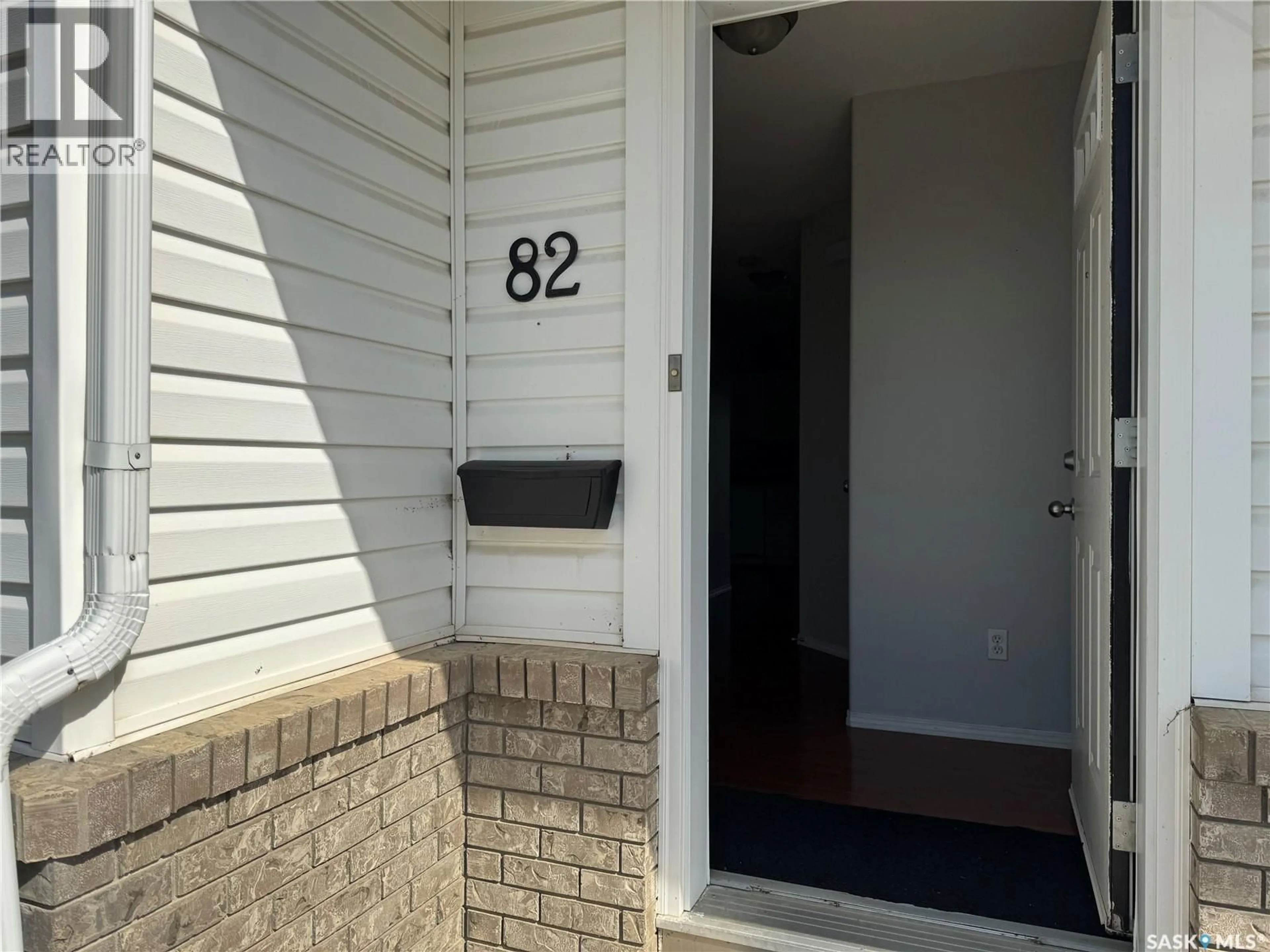 Indoor entryway for 203 - 82 HEROLD TERRACE, Saskatoon Saskatchewan S7V1H5