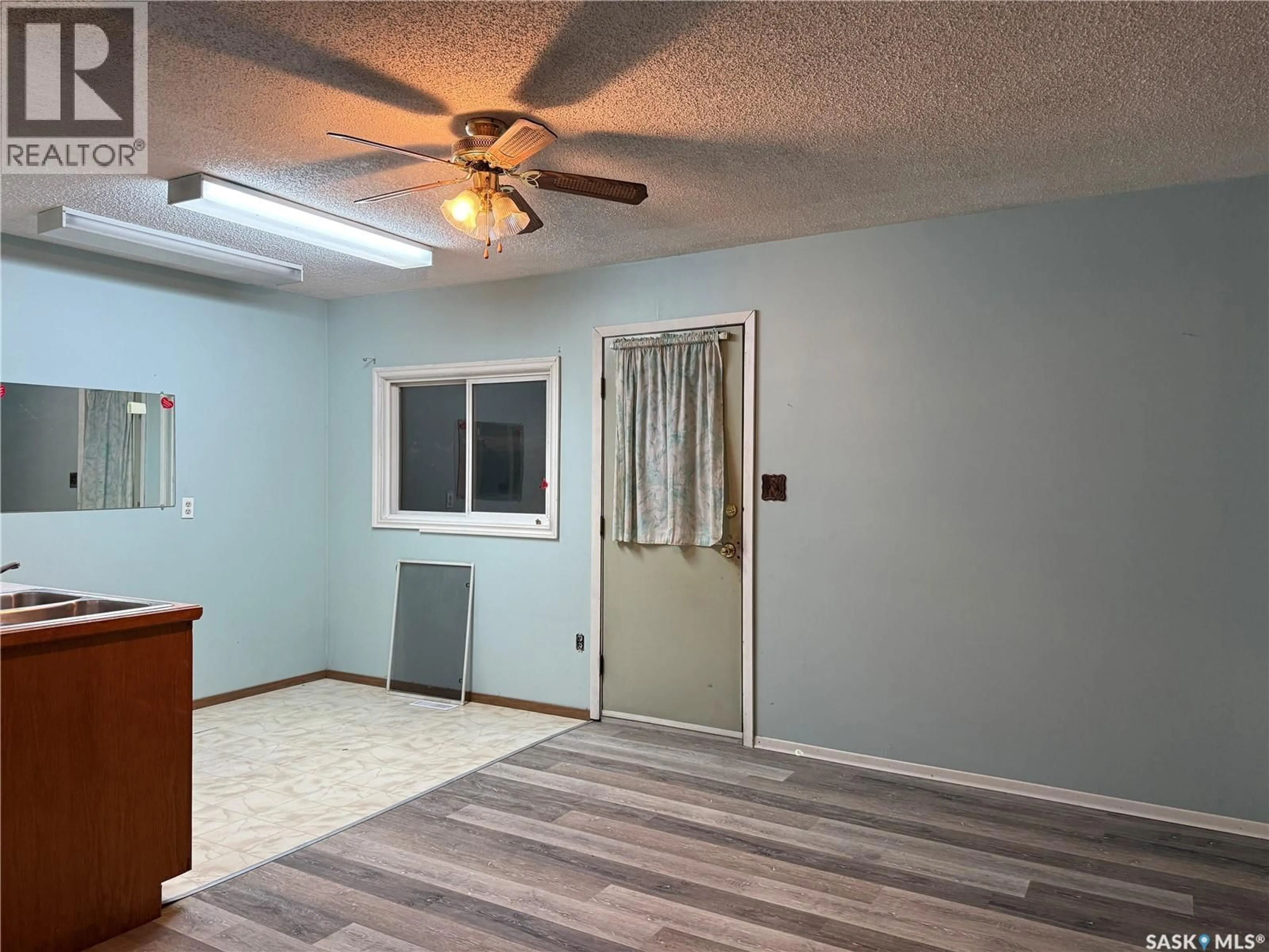 A pic of a room for 25 HOME STREET, Moose Jaw Saskatchewan S6H4X2