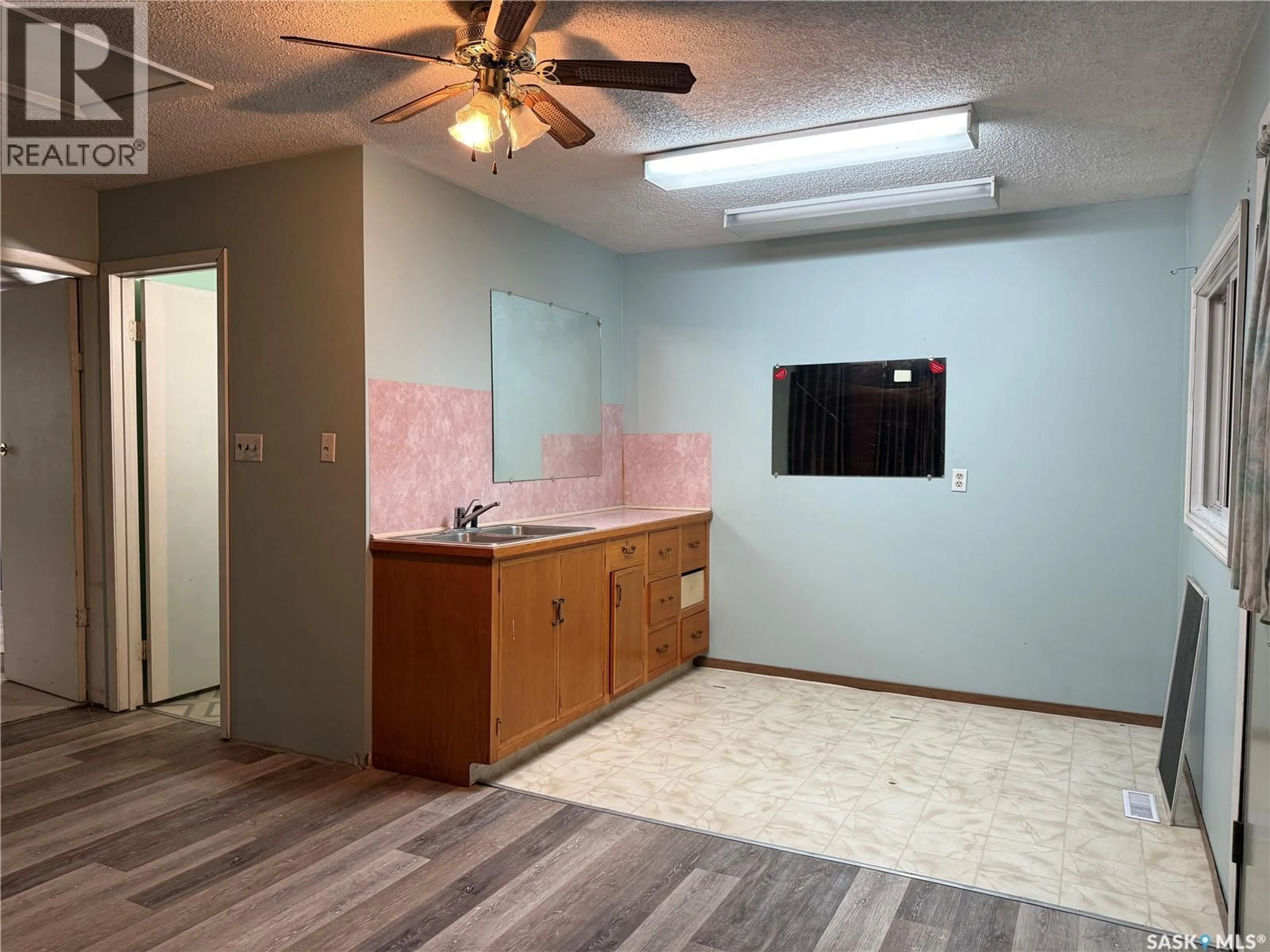 A pic of a room for 25 HOME STREET, Moose Jaw Saskatchewan S6H4X2