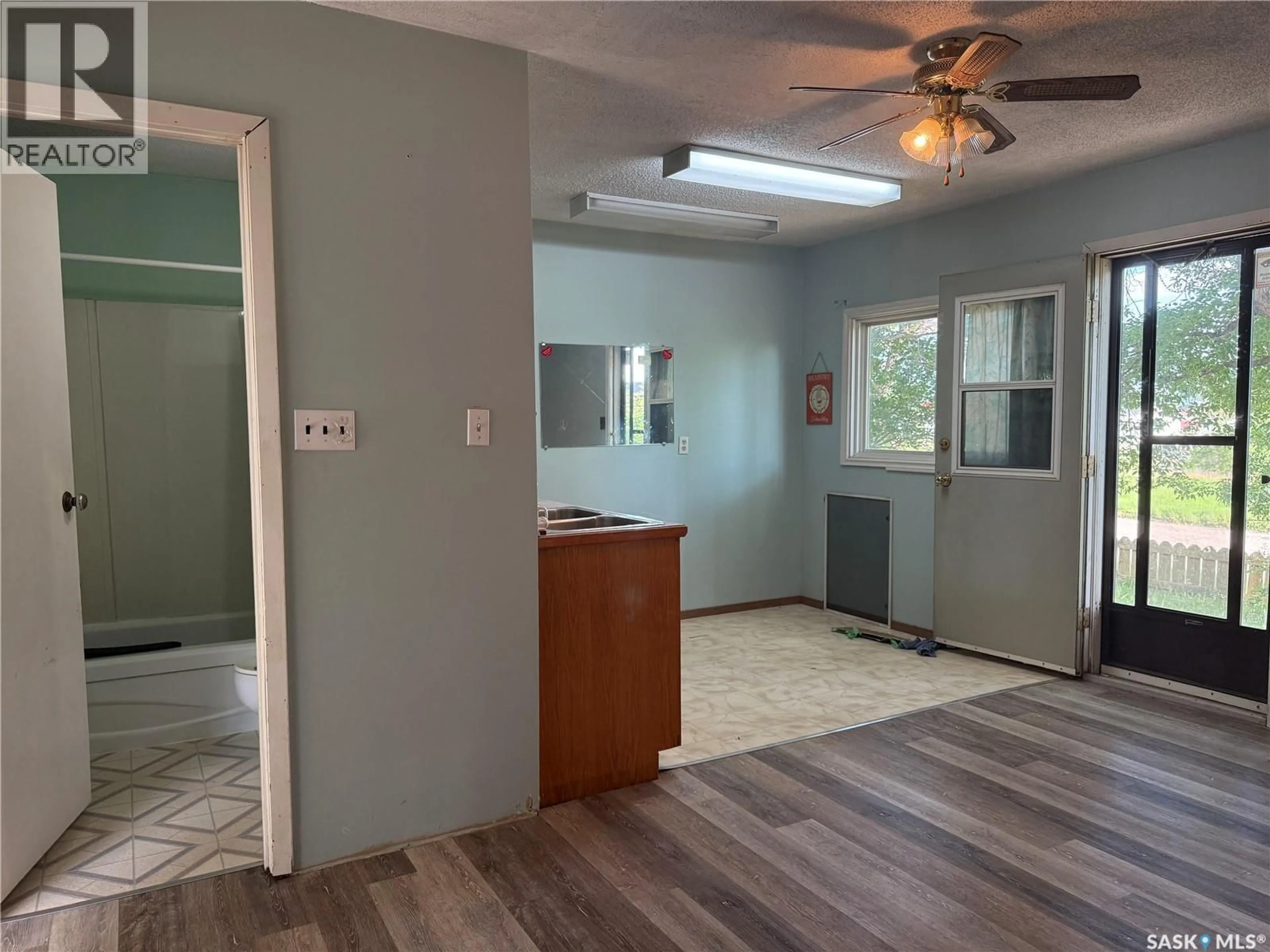 A pic of a room for 25 HOME STREET, Moose Jaw Saskatchewan S6H4X2
