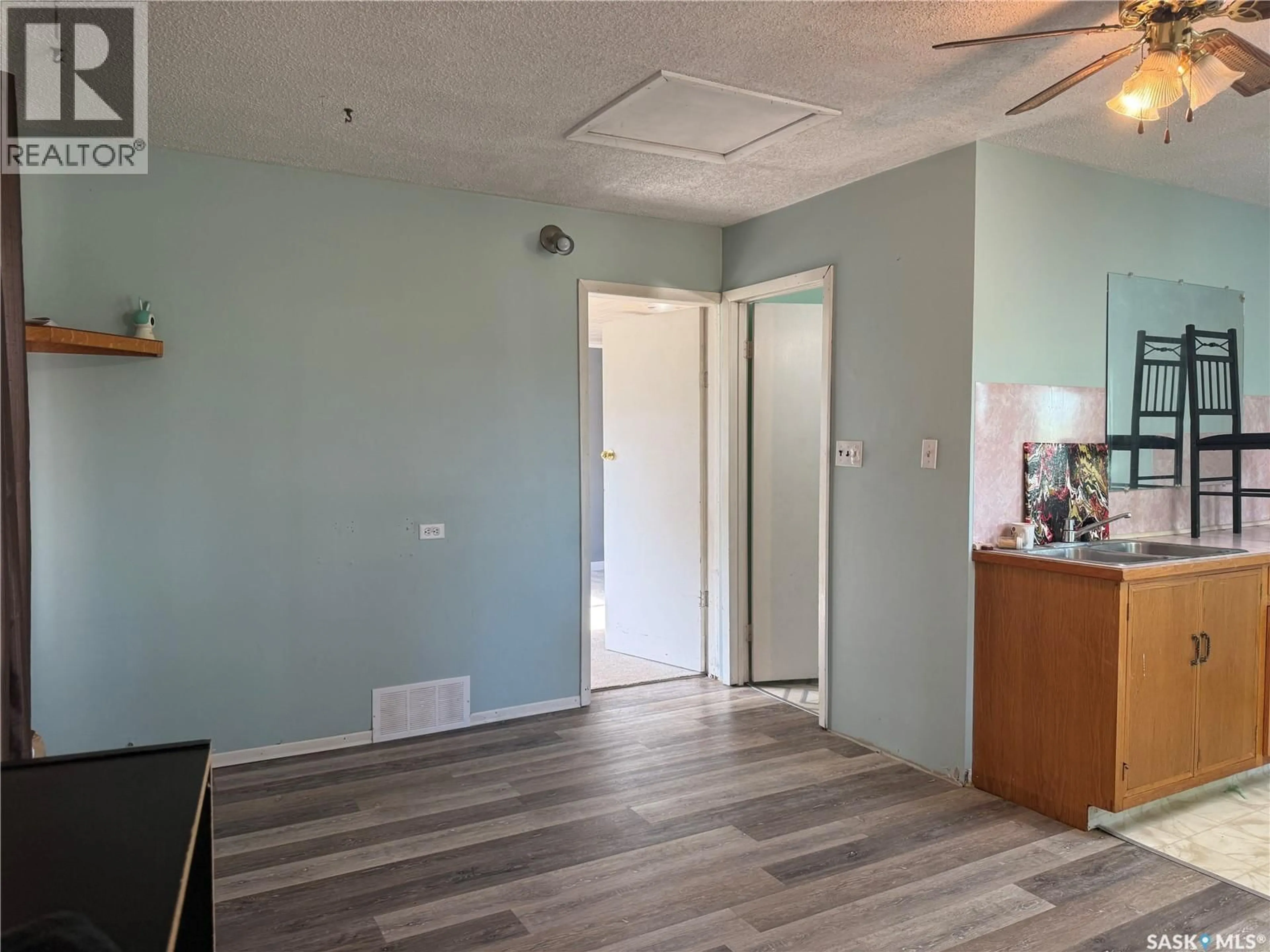A pic of a room for 25 HOME STREET, Moose Jaw Saskatchewan S6H4X2