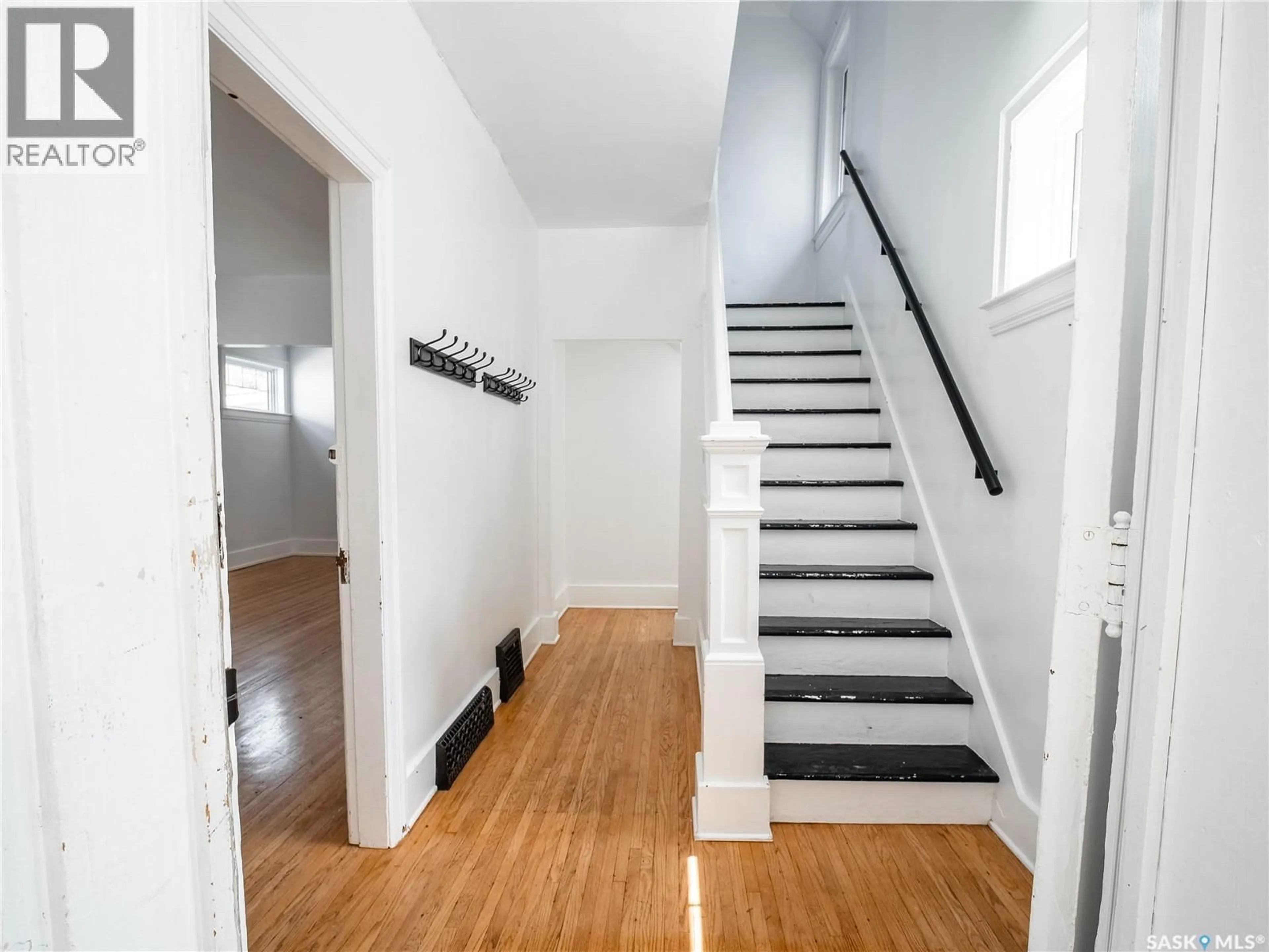 Indoor entryway for 916 6TH AVENUE, Saskatoon Saskatchewan S7K2T4