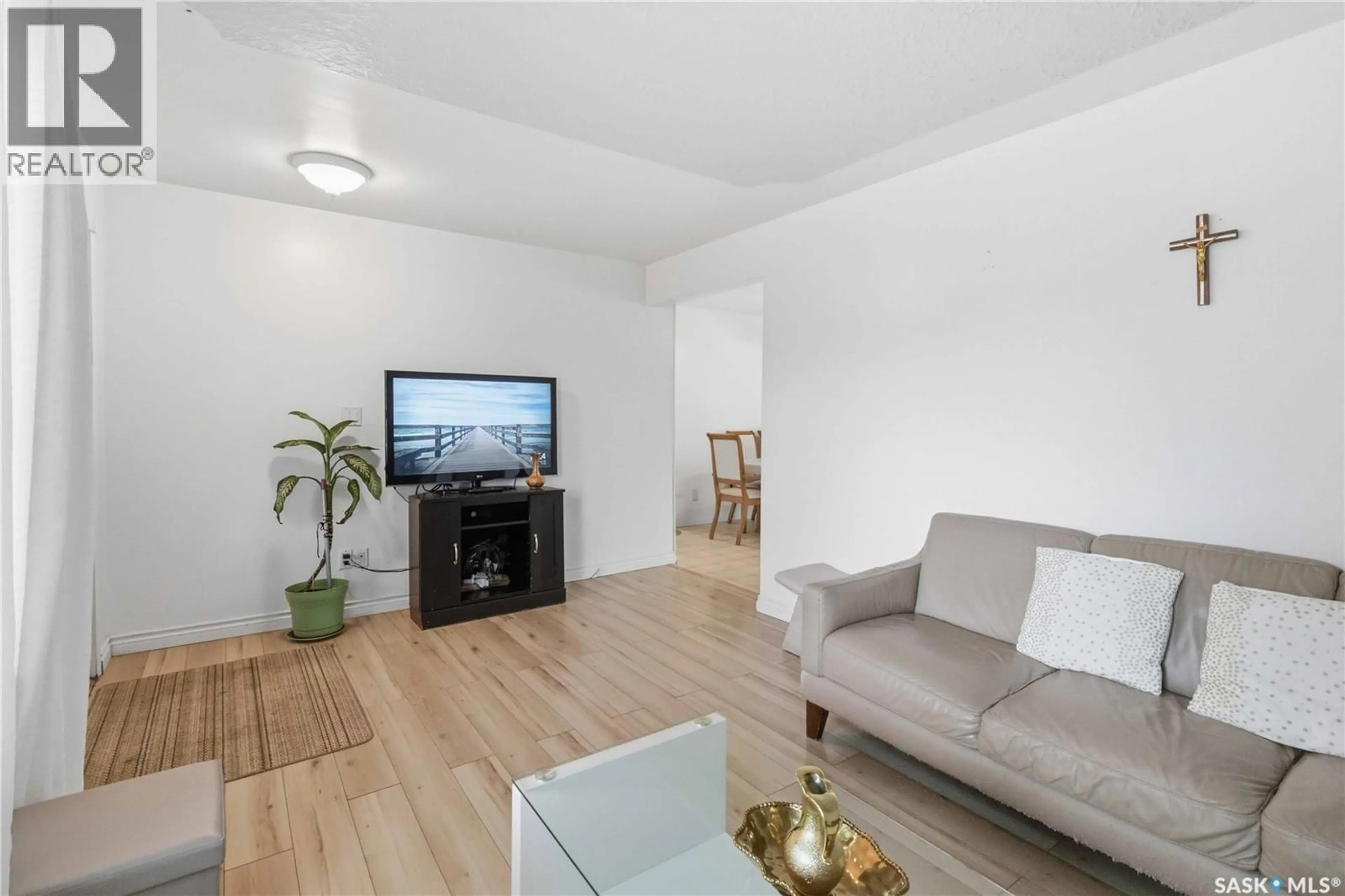 Living room with furniture, wood/laminate floor for 322 U AVENUE, Saskatoon Saskatchewan S7L3C7