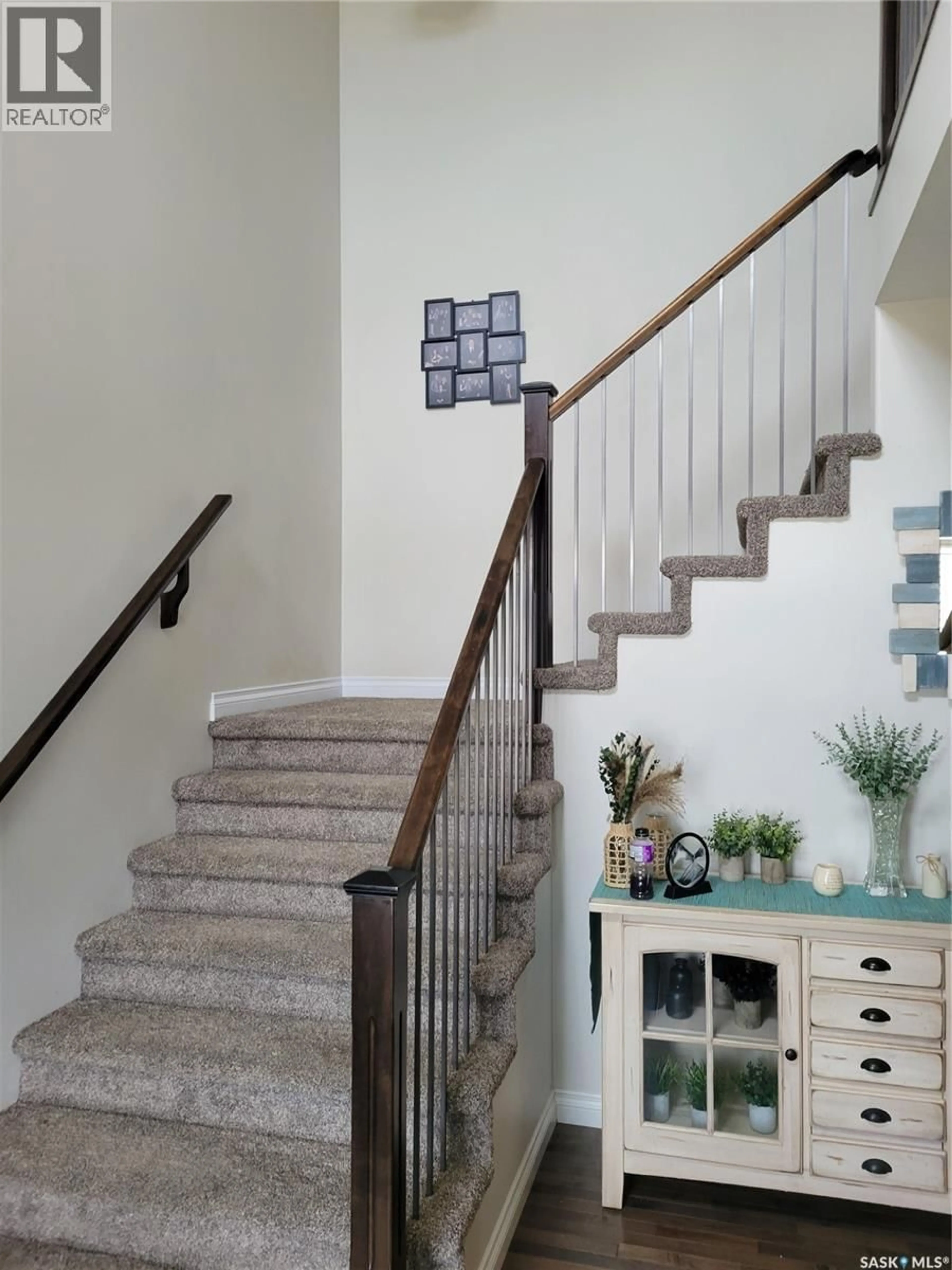 Stairs for 718 PATRICK BAY, Saskatoon Saskatchewan S7W0G3