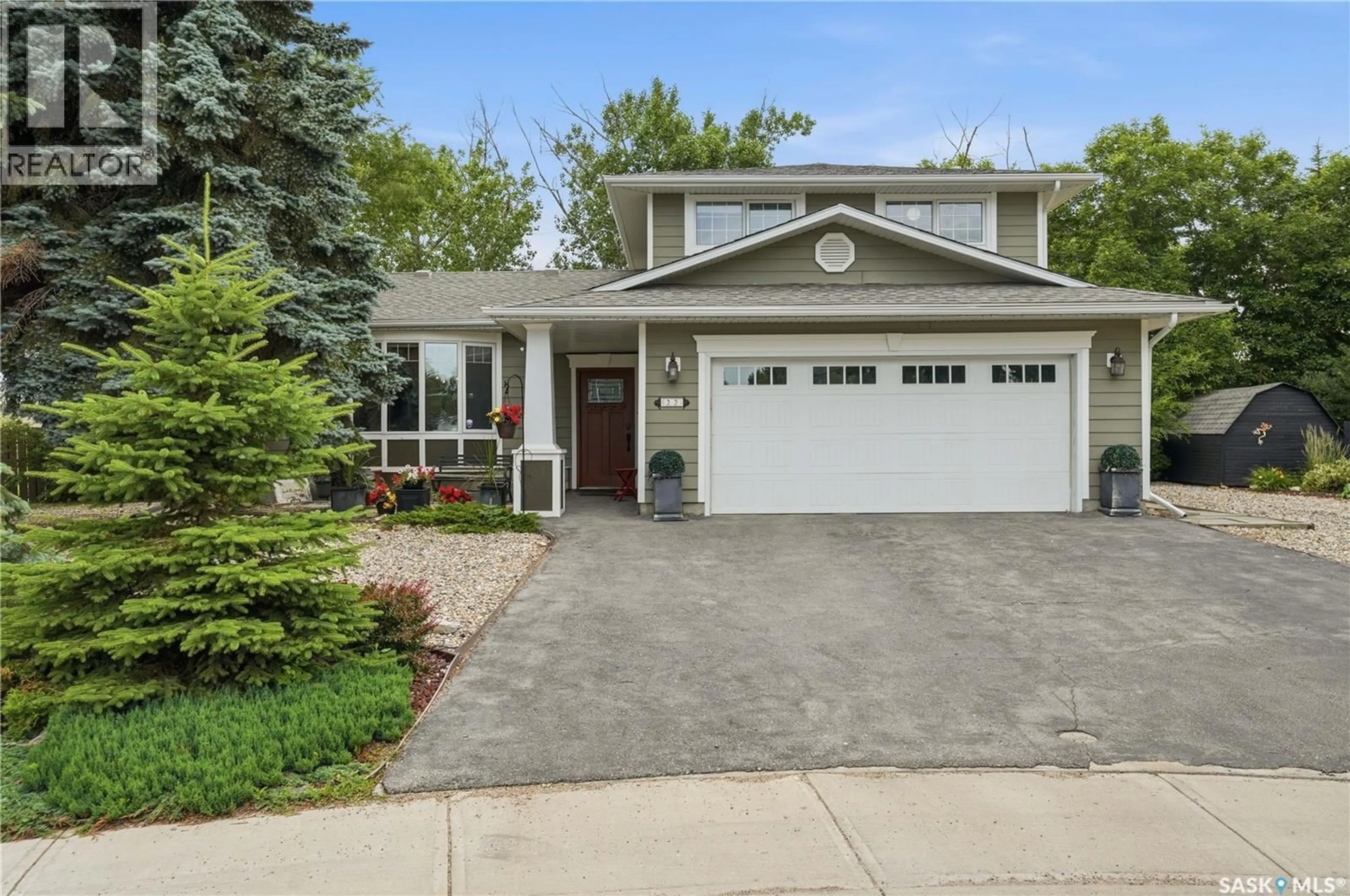 Home with vinyl exterior material, street for 22 WESSON BAY, Regina Saskatchewan S4S6J5