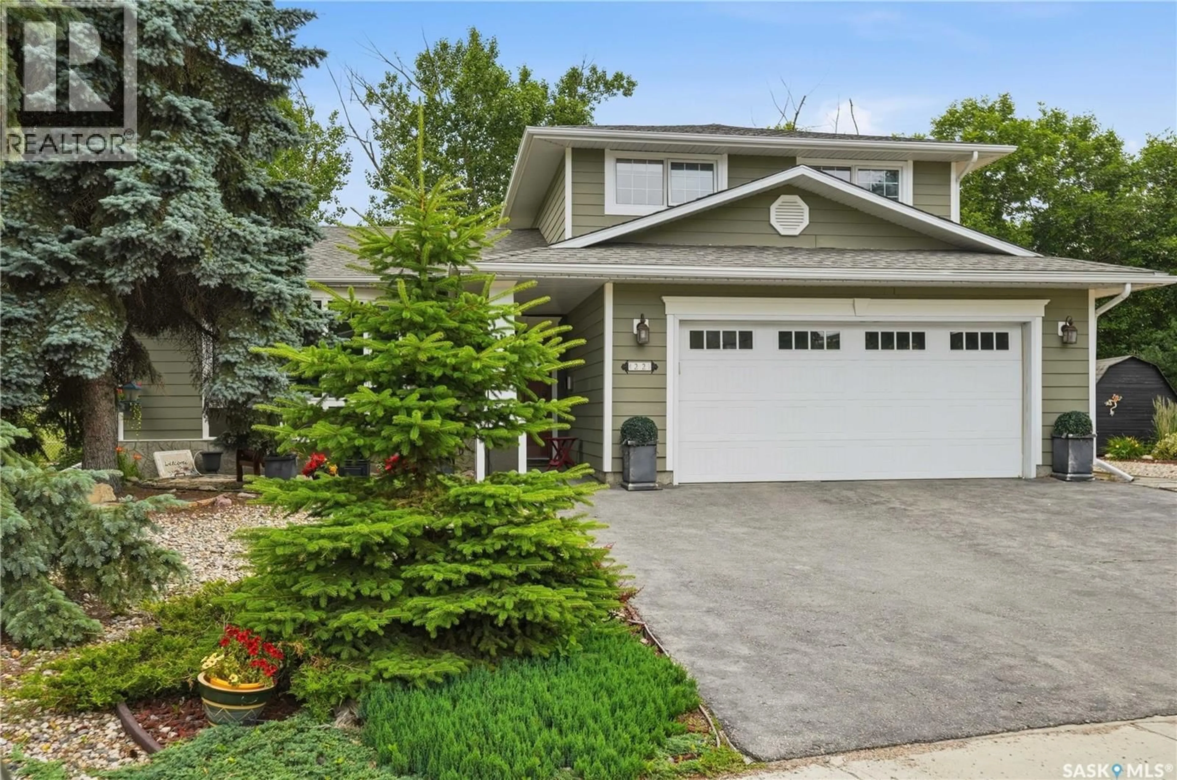 Home with vinyl exterior material, street for 22 WESSON BAY, Regina Saskatchewan S4S6J5