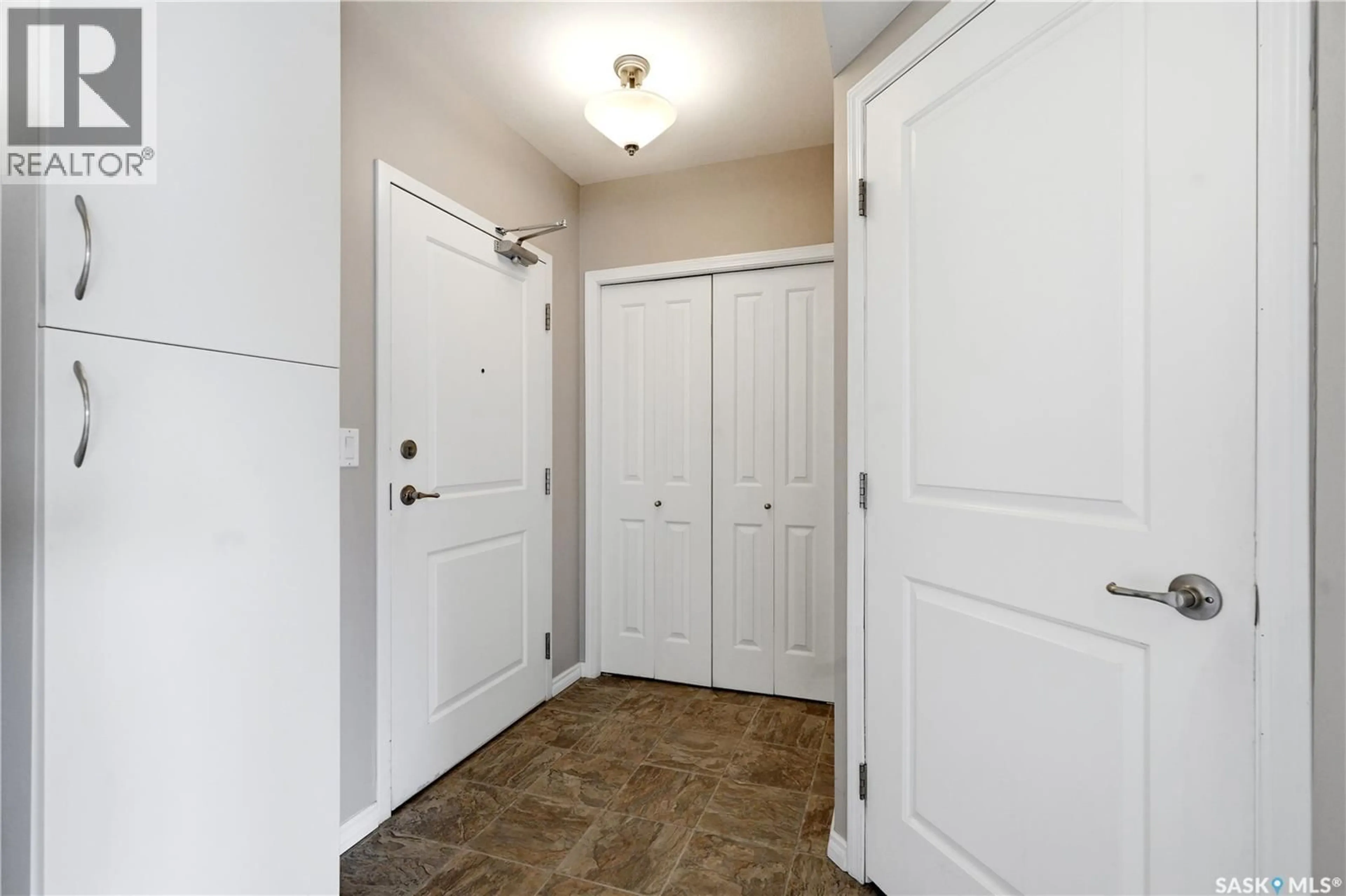 Indoor entryway for 902 - 802 SPADINA CRESCENT, Saskatoon Saskatchewan S7K0G8