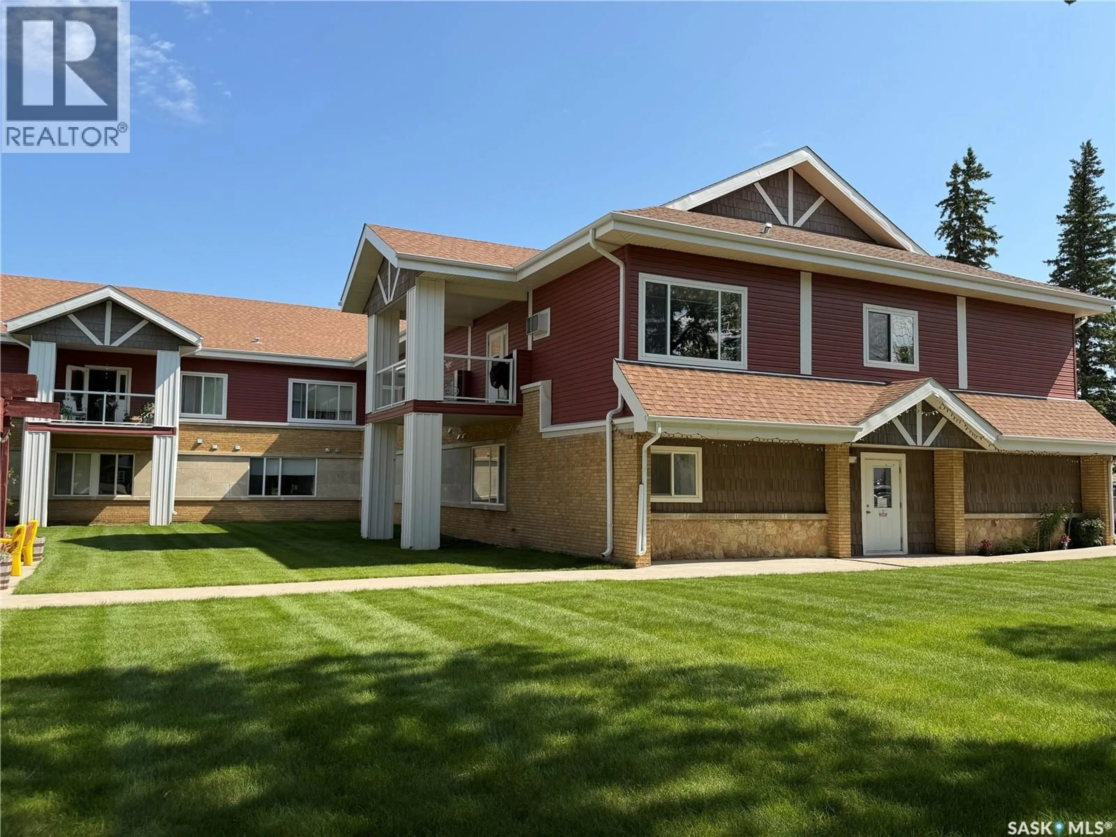 Home with vinyl exterior material, street for 302 - 109 BEMISTER AVENUE E, Melfort Saskatchewan S0E1A0
