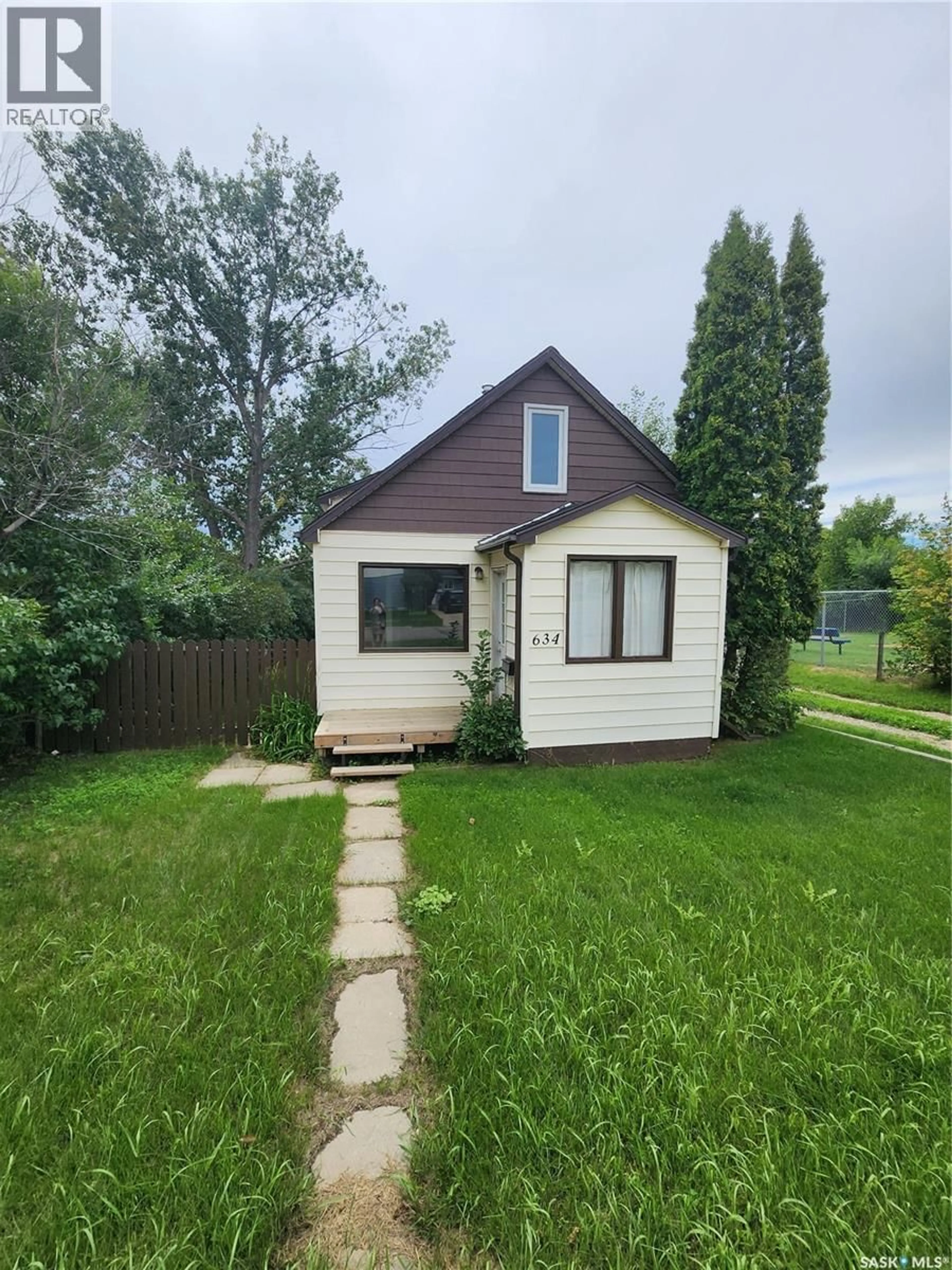 A pic from outside/outdoor area/front of a property/back of a property/a pic from drone, street for 634 2ND STREET, Estevan Saskatchewan S4A0K9