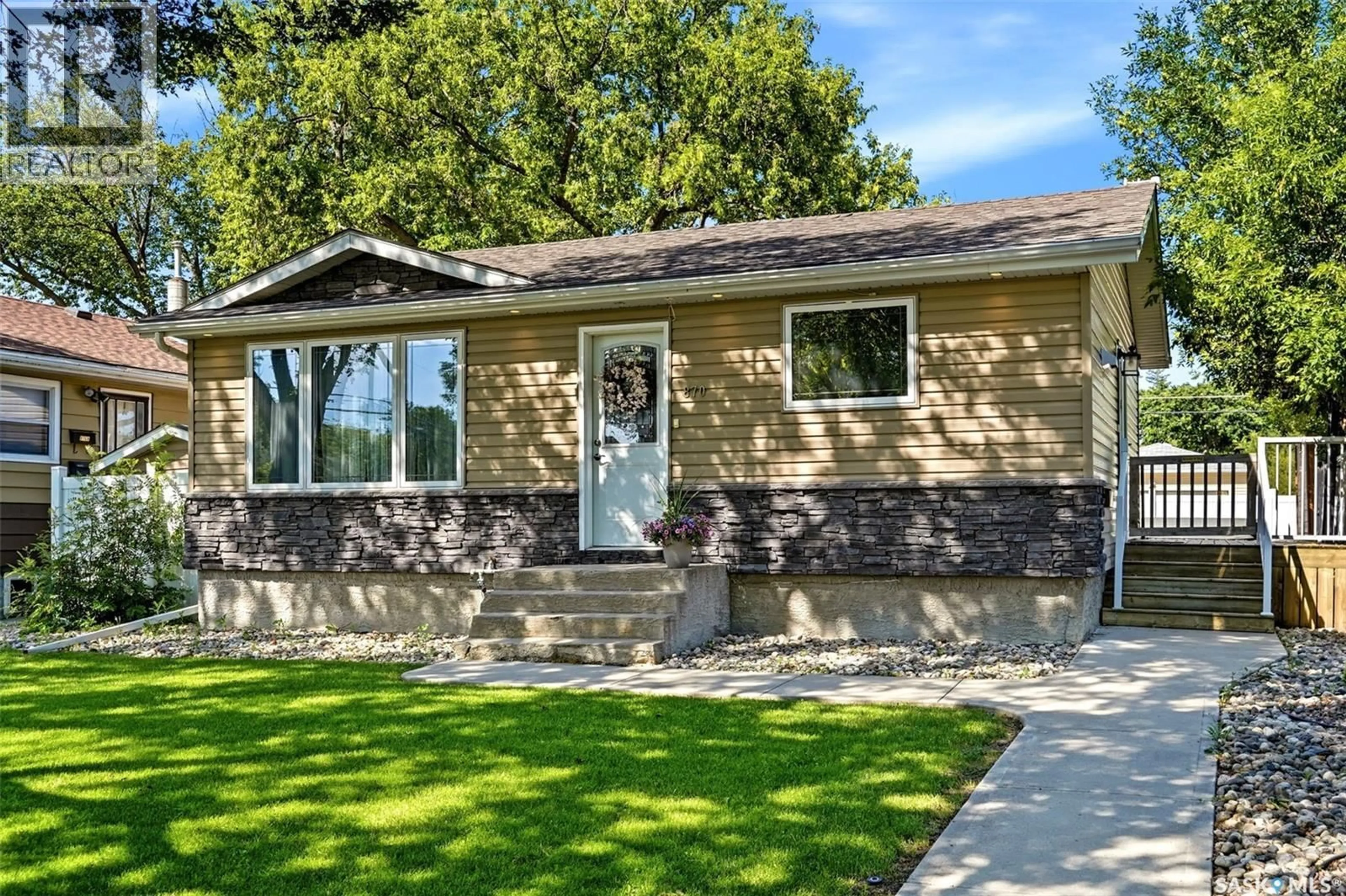 Home with vinyl exterior material, street for 870 ROYAL STREET, Regina Saskatchewan S4T4Z4