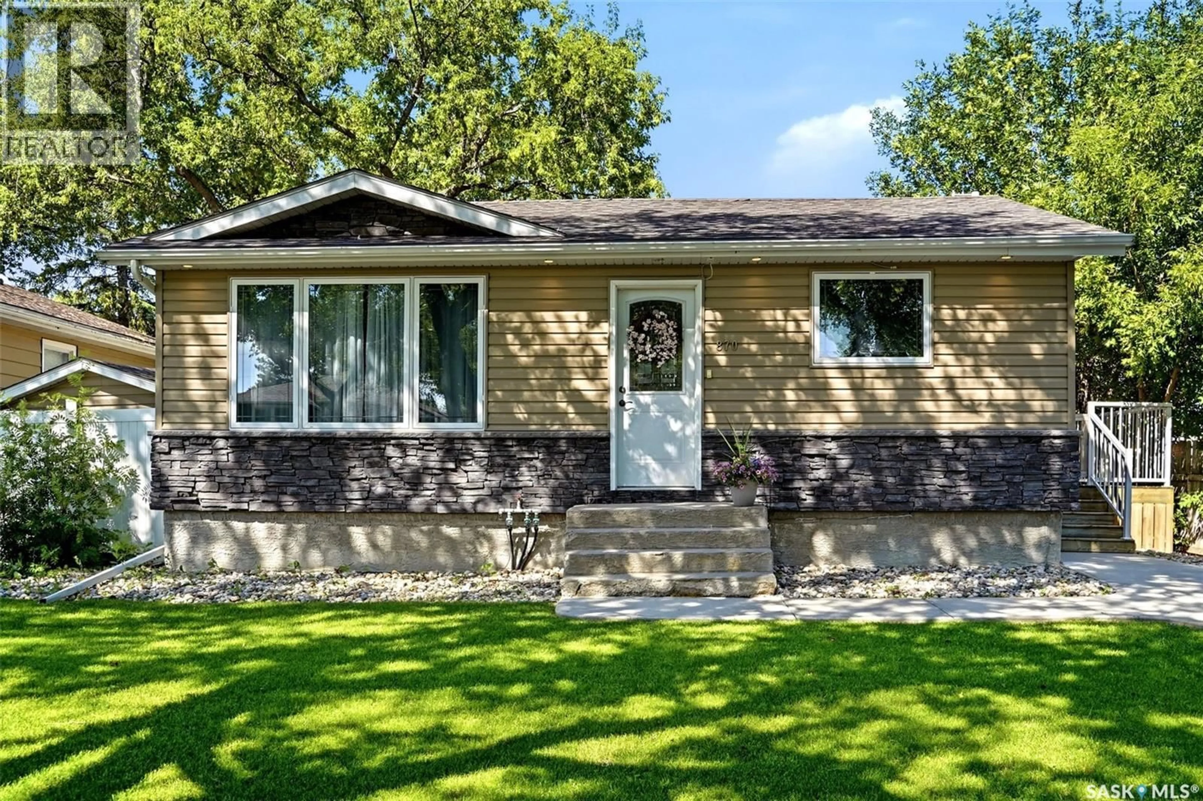 Home with vinyl exterior material, street for 870 ROYAL STREET, Regina Saskatchewan S4T4Z4
