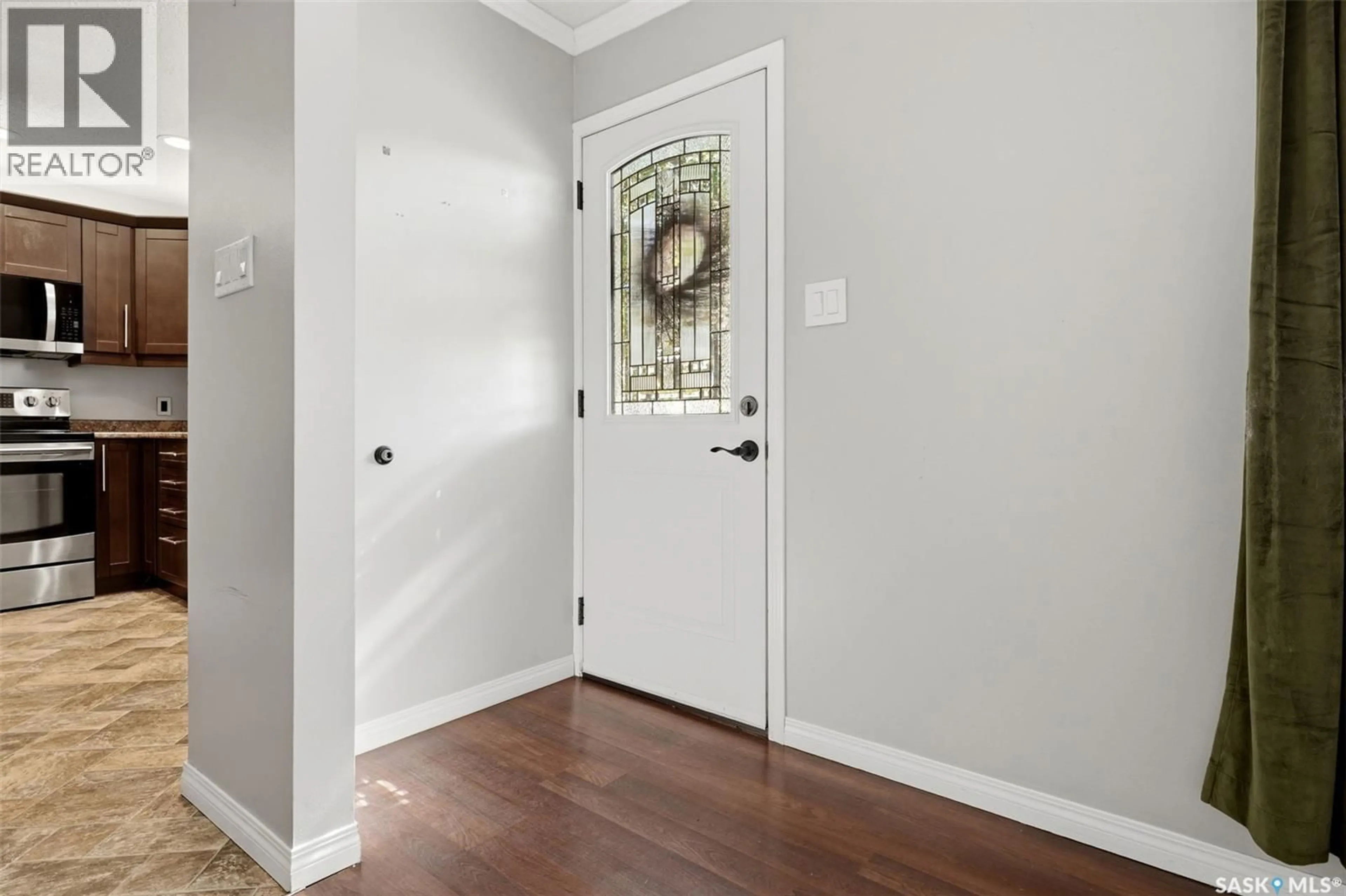 Indoor entryway for 870 ROYAL STREET, Regina Saskatchewan S4T4Z4