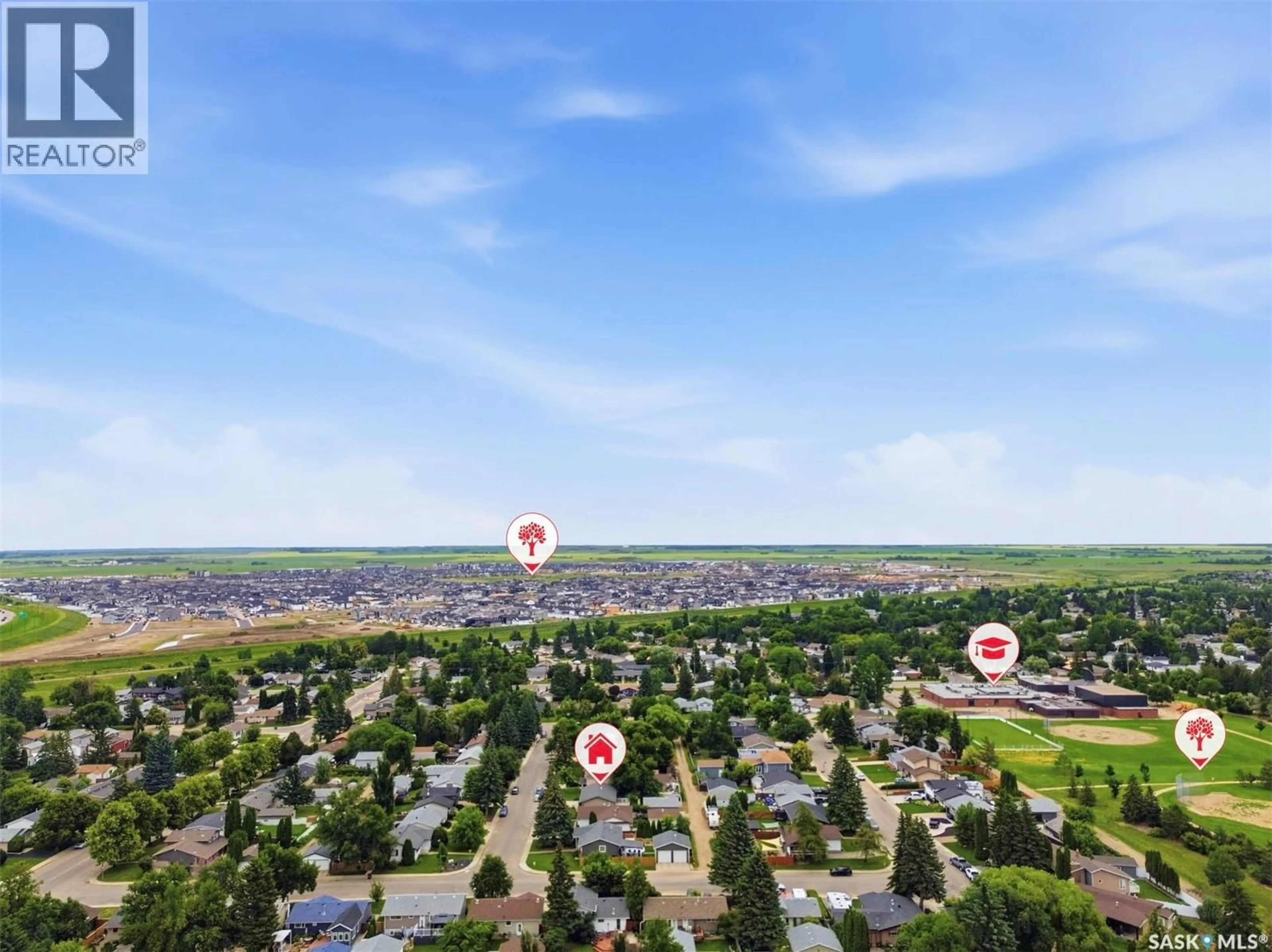 A pic from outside/outdoor area/front of a property/back of a property/a pic from drone, unknown for 210 LAVAL CRESCENT, Saskatoon Saskatchewan S7H4K7