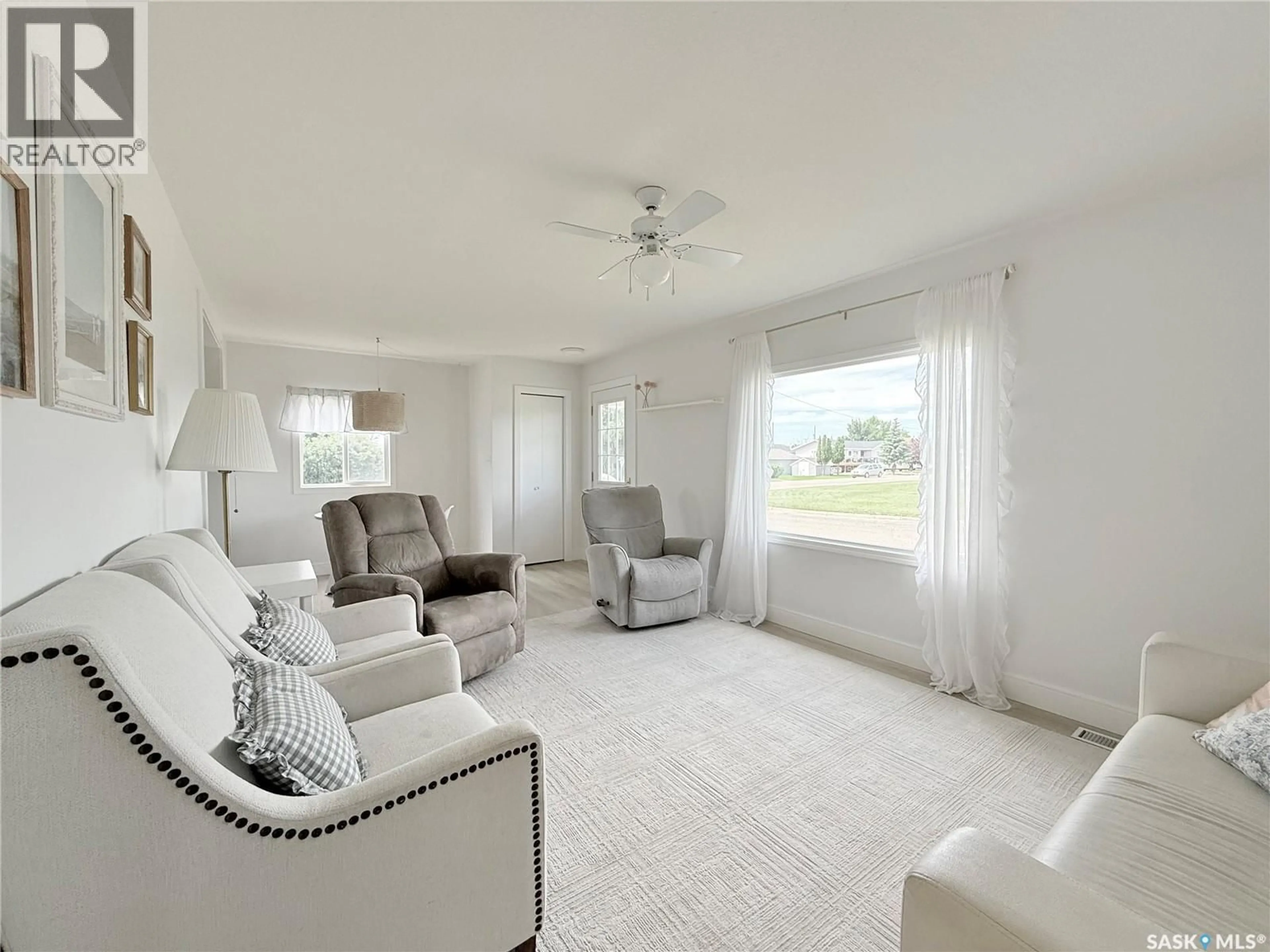 Living room with furniture, unknown for 415 PARK AVENUE, Outlook Saskatchewan S0L2N0
