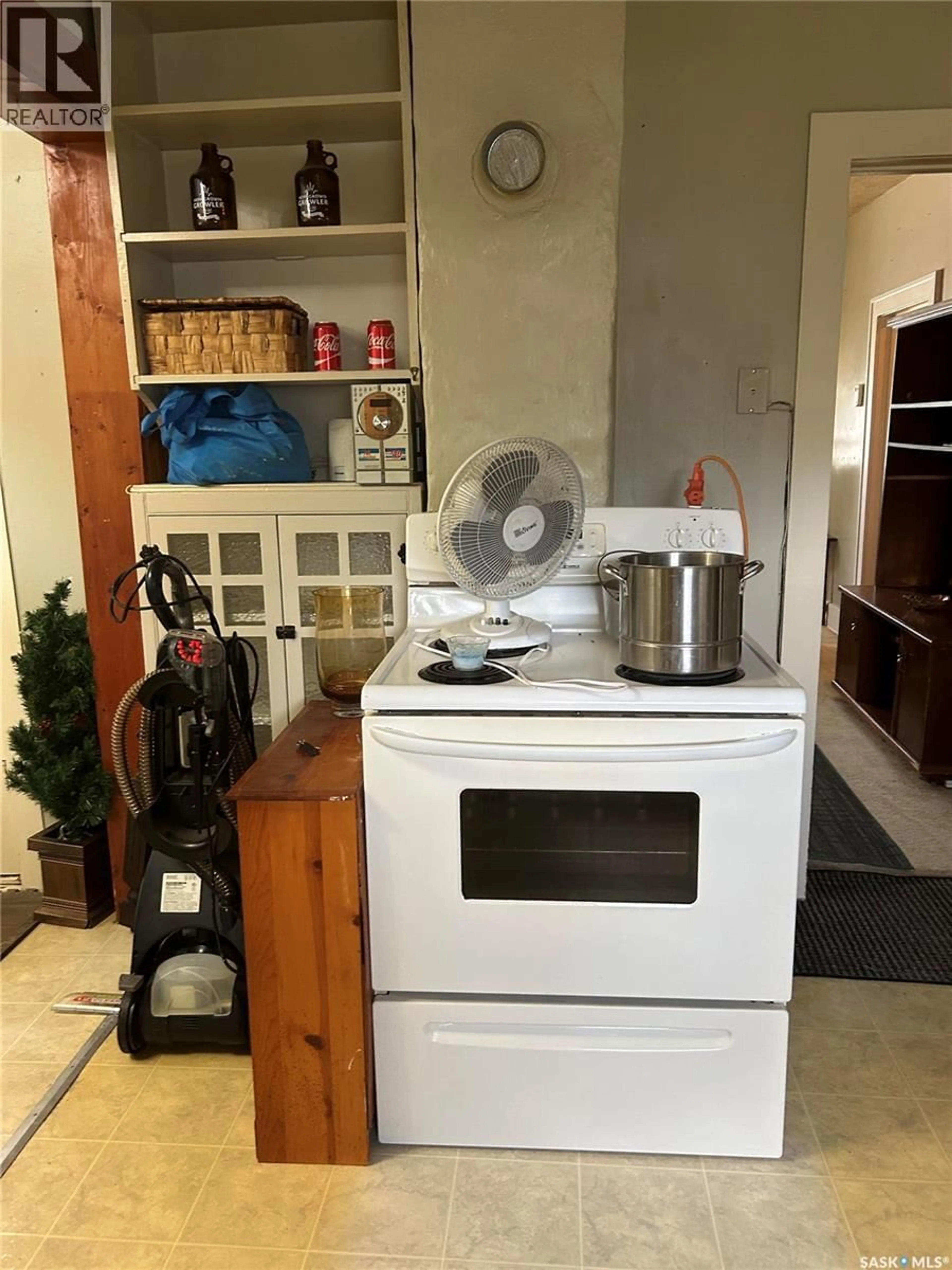 Standard kitchen, unknown for 1324 HOCHELAGA STREET, Moose Jaw Saskatchewan S6H3A8