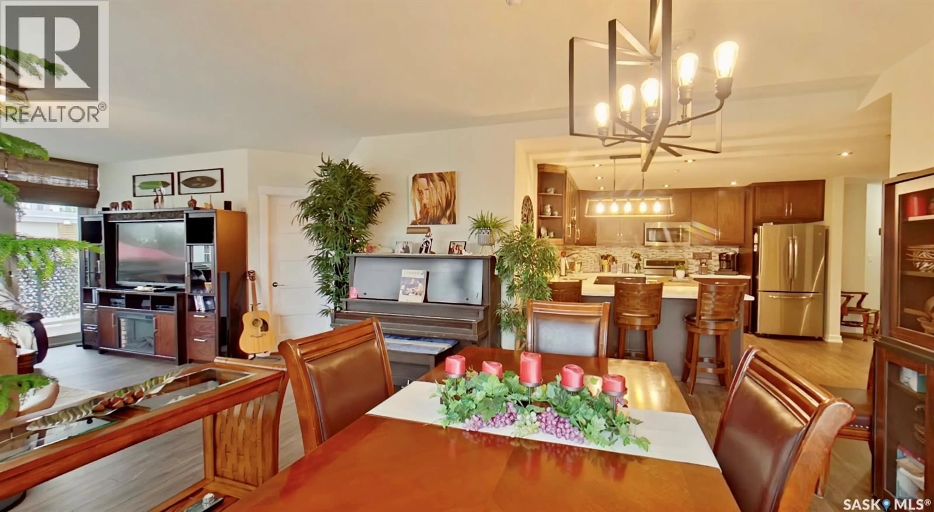 Dining room, wood/laminate floor for 204 - 2300 BROAD STREET, Regina Saskatchewan S4P1Y8