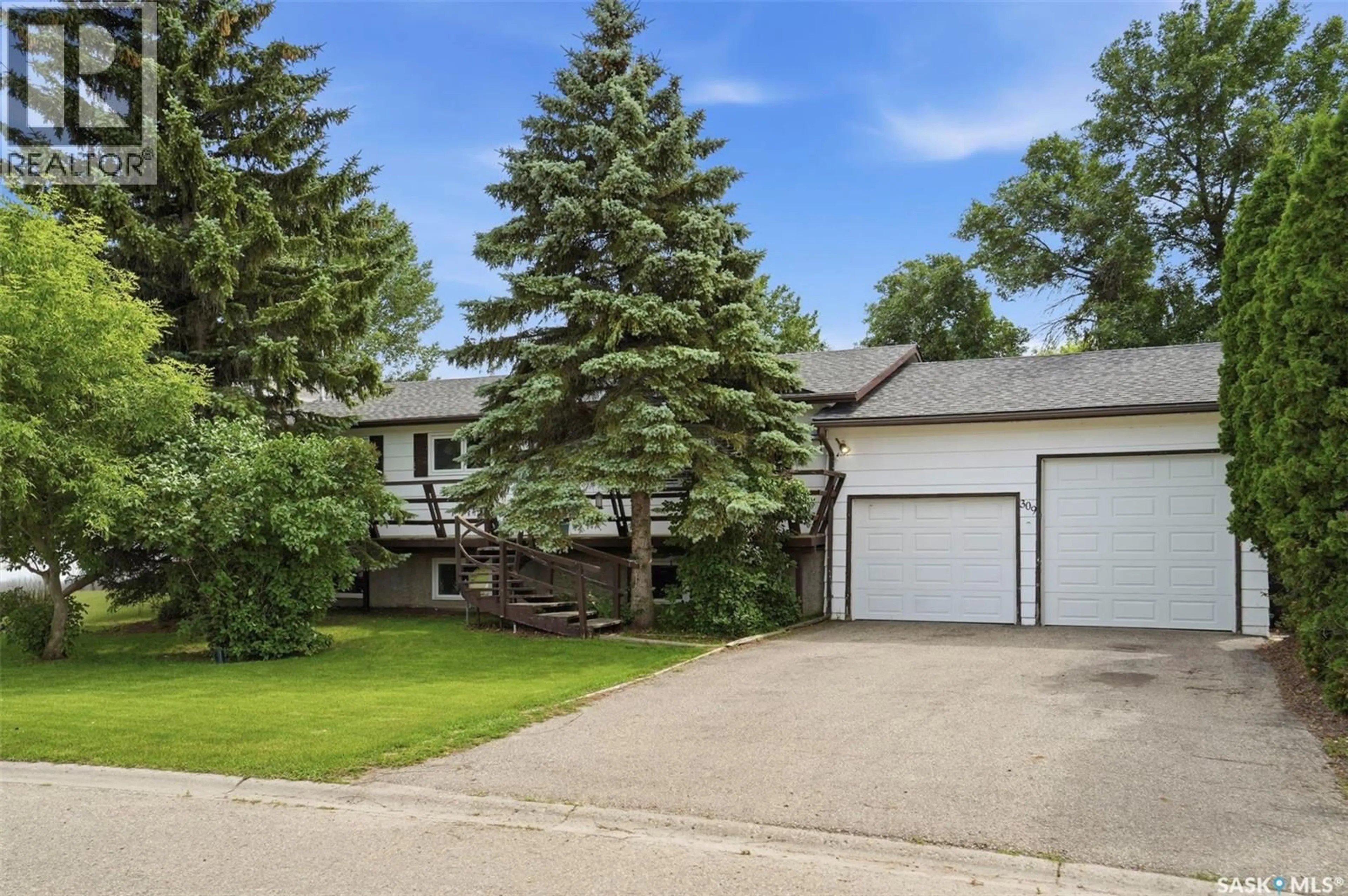 A pic from outside/outdoor area/front of a property/back of a property/a pic from drone, street for 309 2ND AVENUE, Watrous Saskatchewan S0K4T0