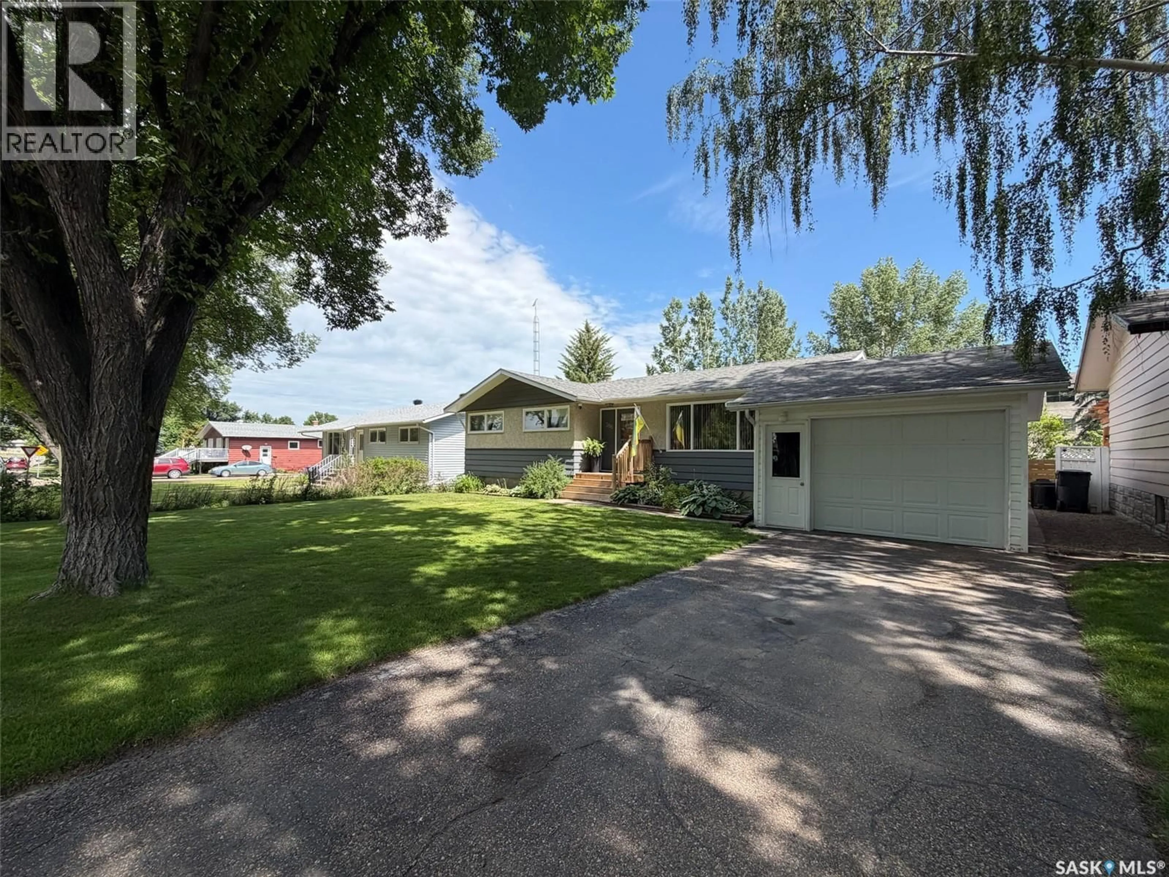A pic from outside/outdoor area/front of a property/back of a property/a pic from drone, street for 386 4TH STREET, Shaunavon Saskatchewan S0N2M0