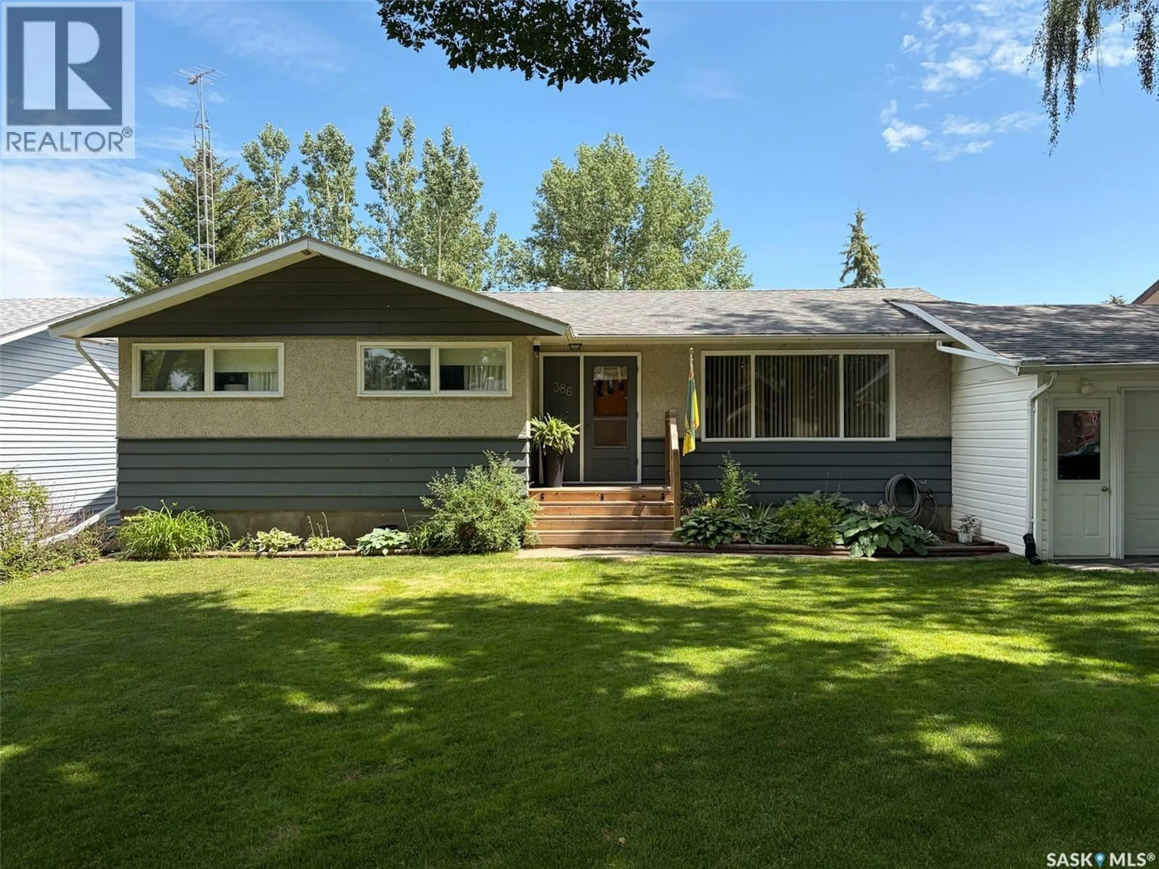 Home with vinyl exterior material, street for 386 4TH STREET, Shaunavon Saskatchewan S0N2M0